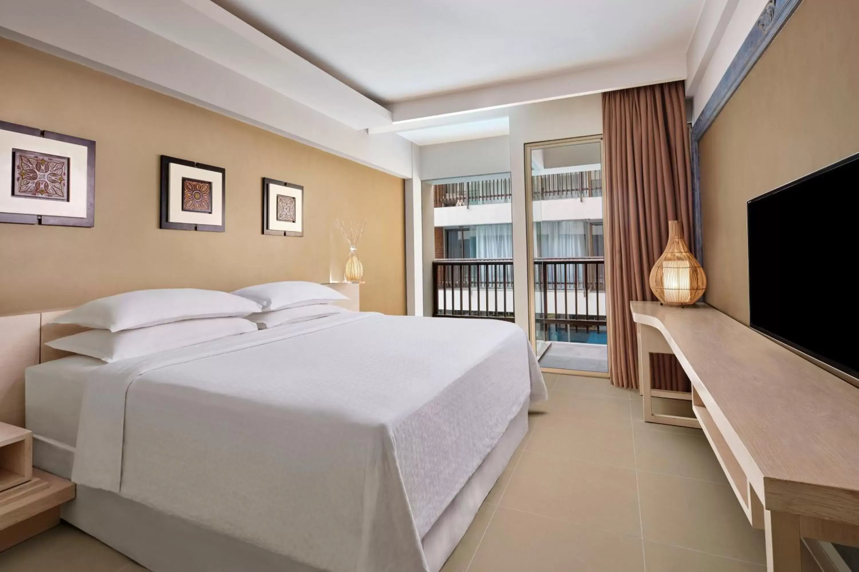 Swimming pool, Bed in Four Points by Sheraton Bali, Kuta