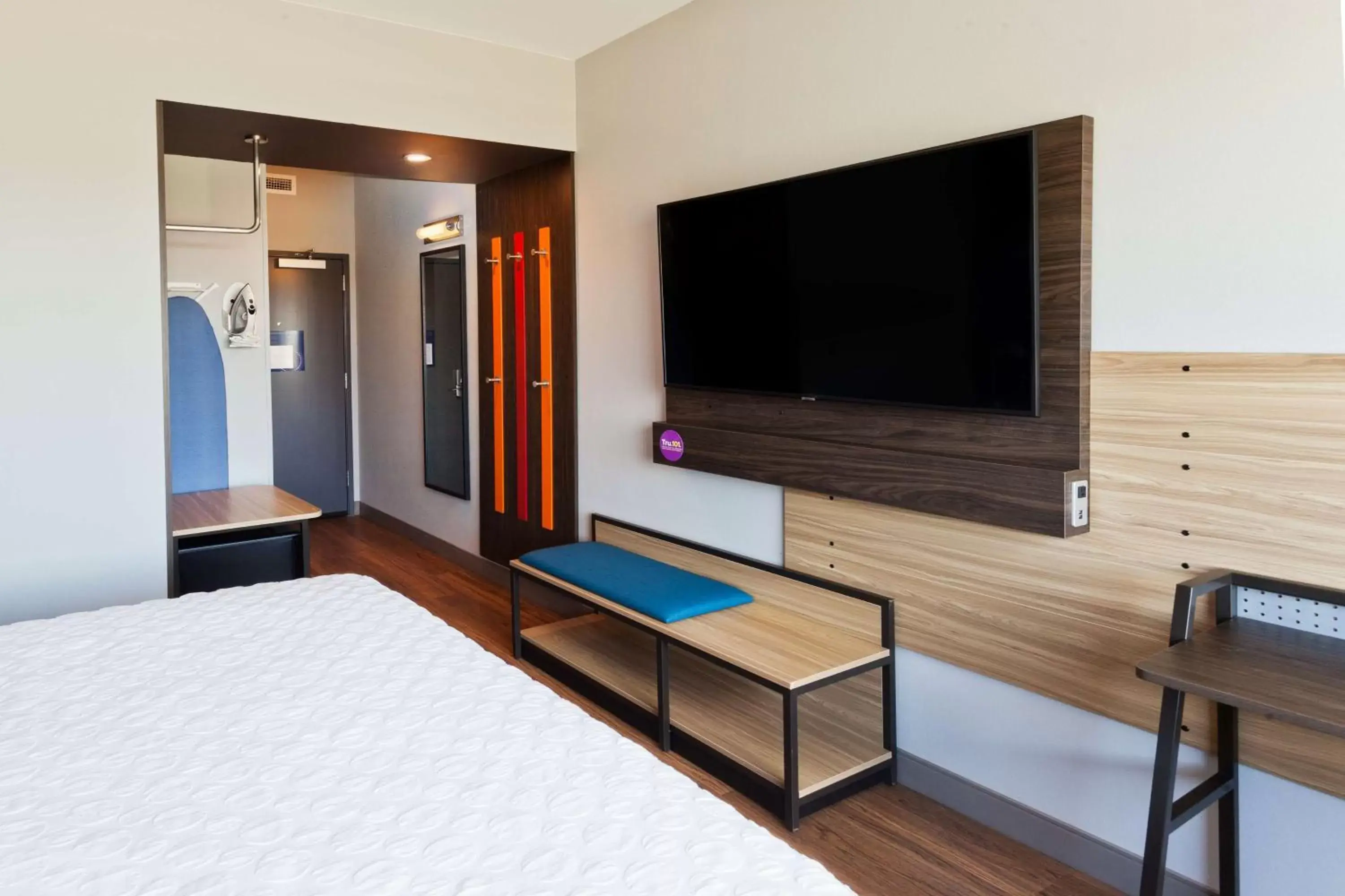 Bedroom, TV/Entertainment Center in Tru By Hilton Prattville