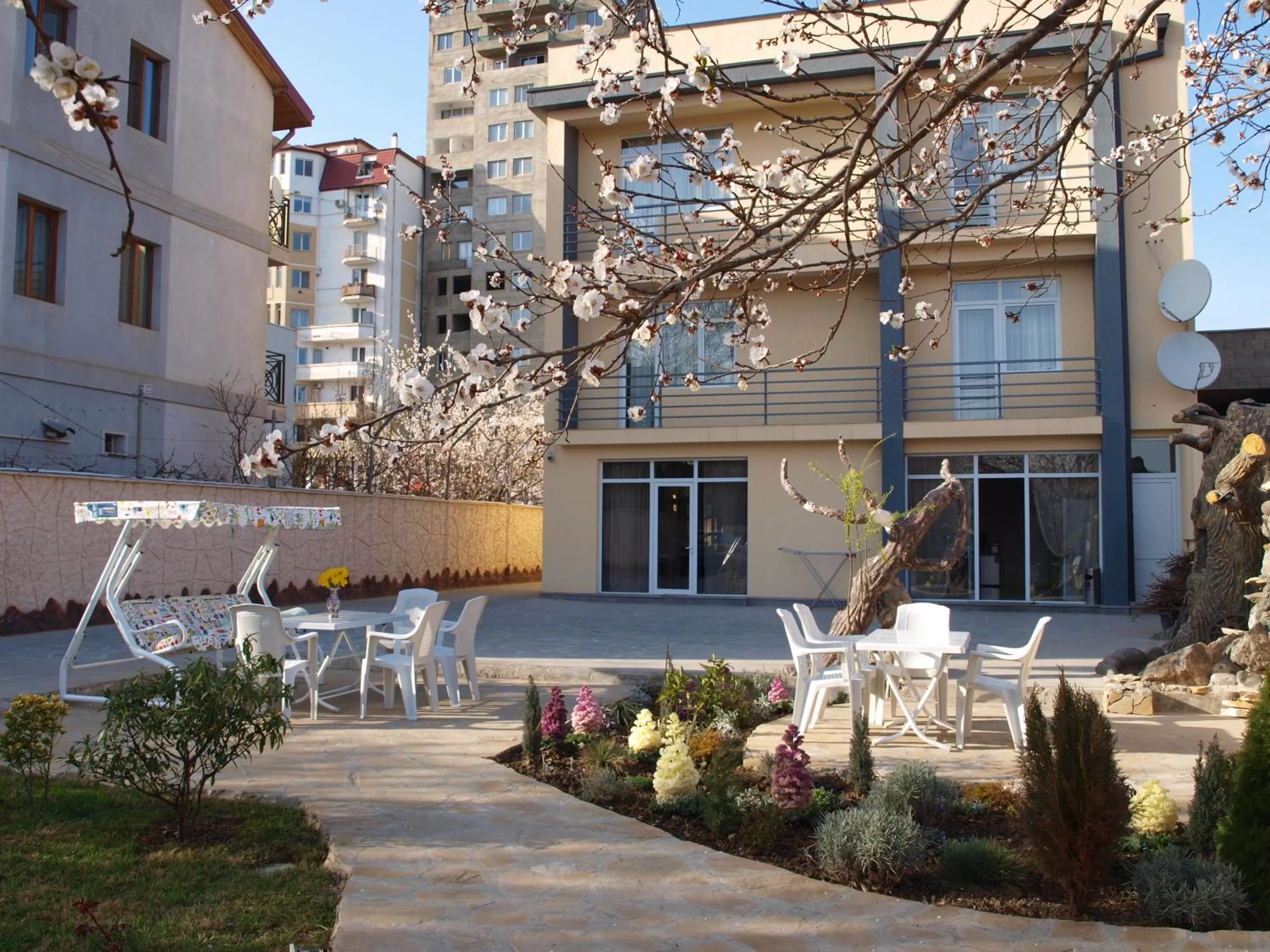 Facade/entrance in Liel