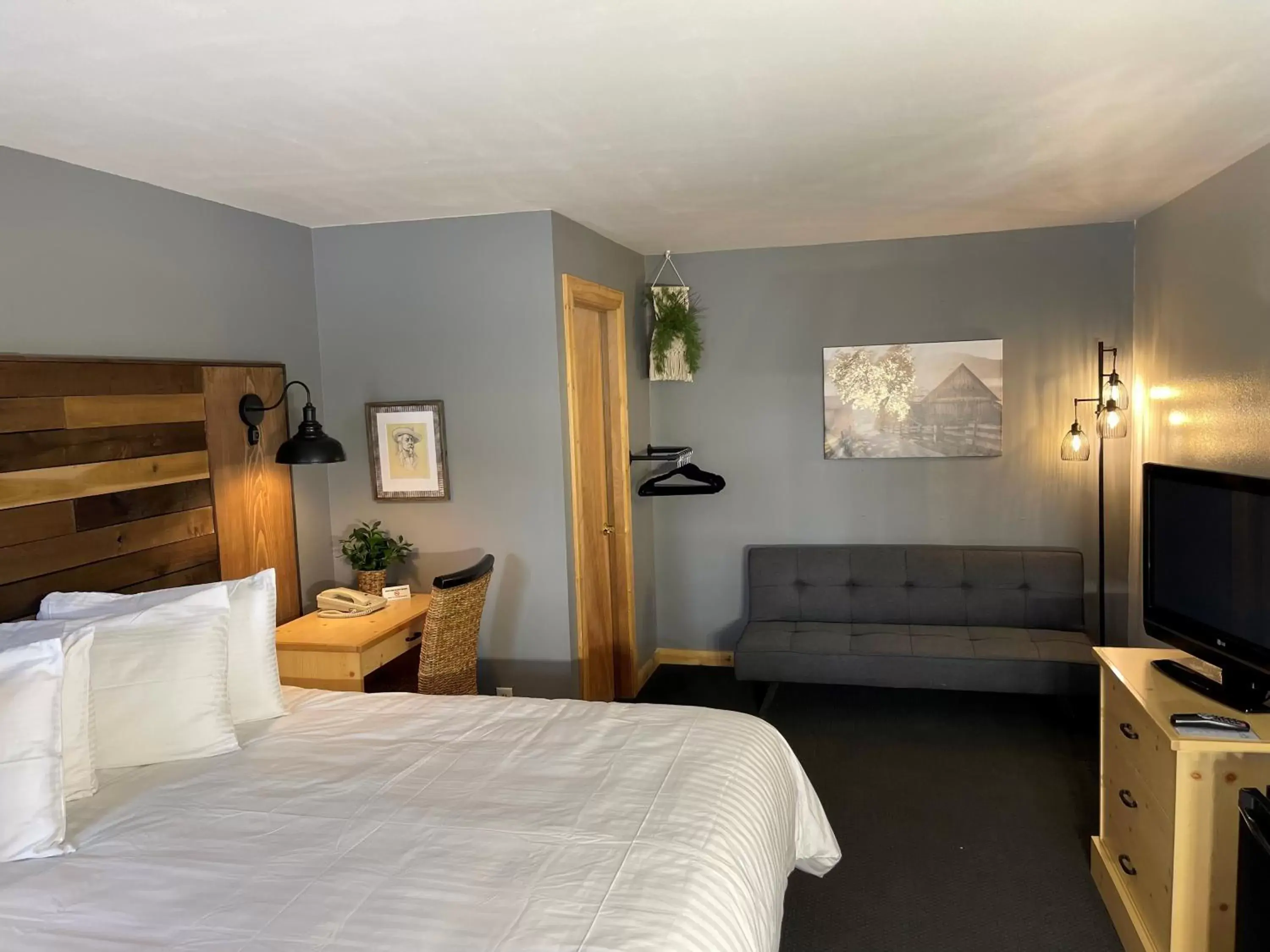 Bed in Moose Creek Lodge & Suites