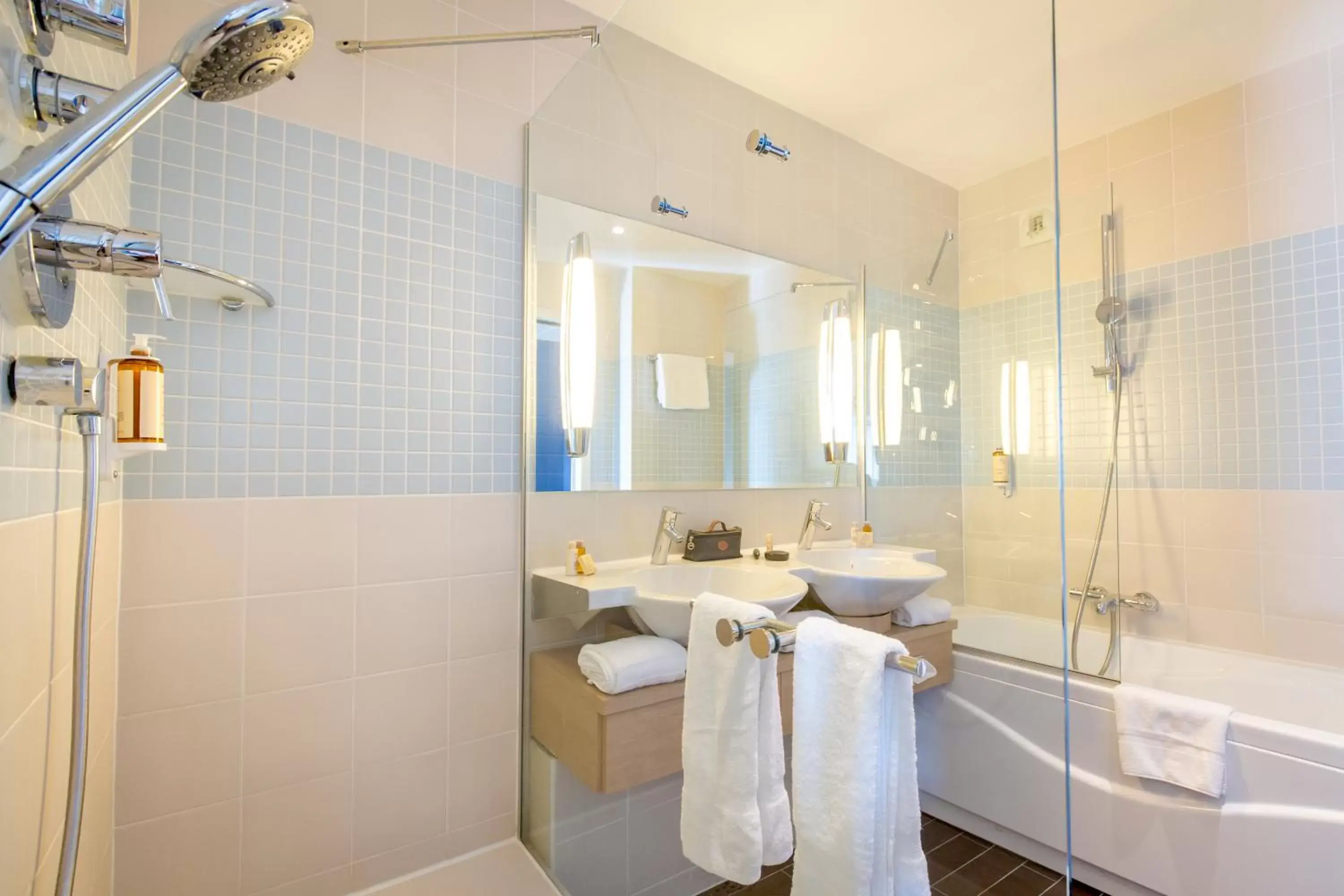 Shower, Bathroom in Mercure Chantilly Resort & Conventions