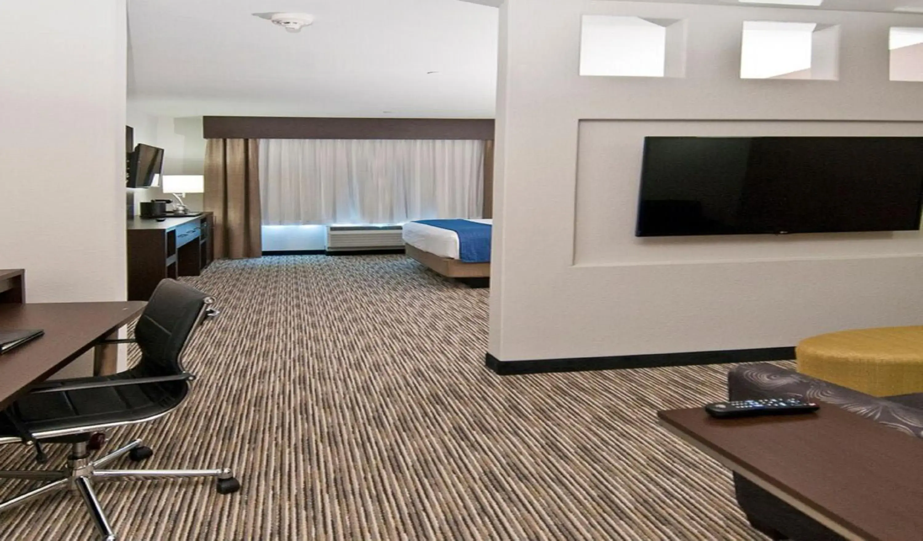 Photo of the whole room, TV/Entertainment Center in Holiday Inn Austin Airport, an IHG Hotel