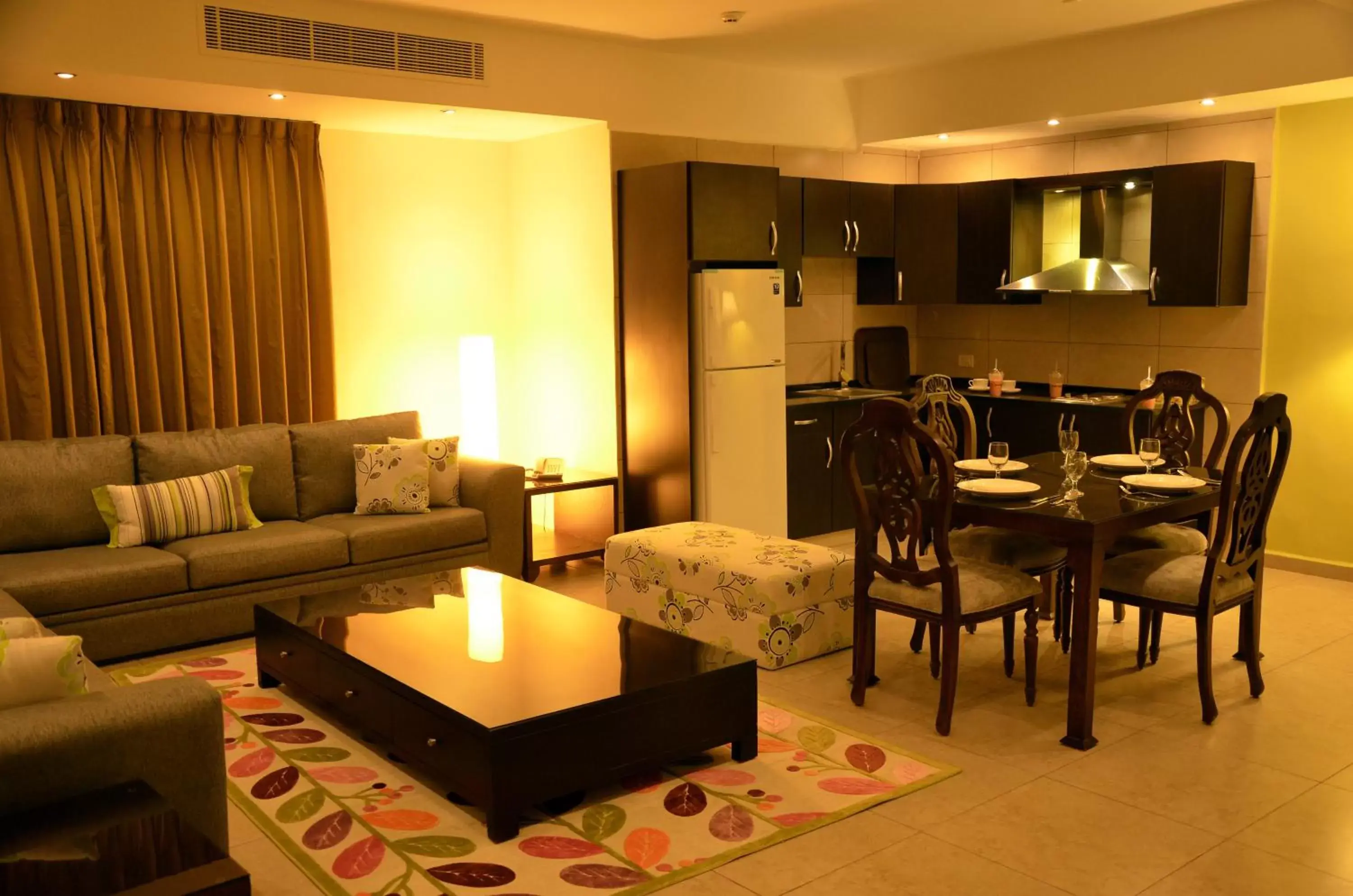 Kitchen or kitchenette, Seating Area in City Rose Hotel Suites