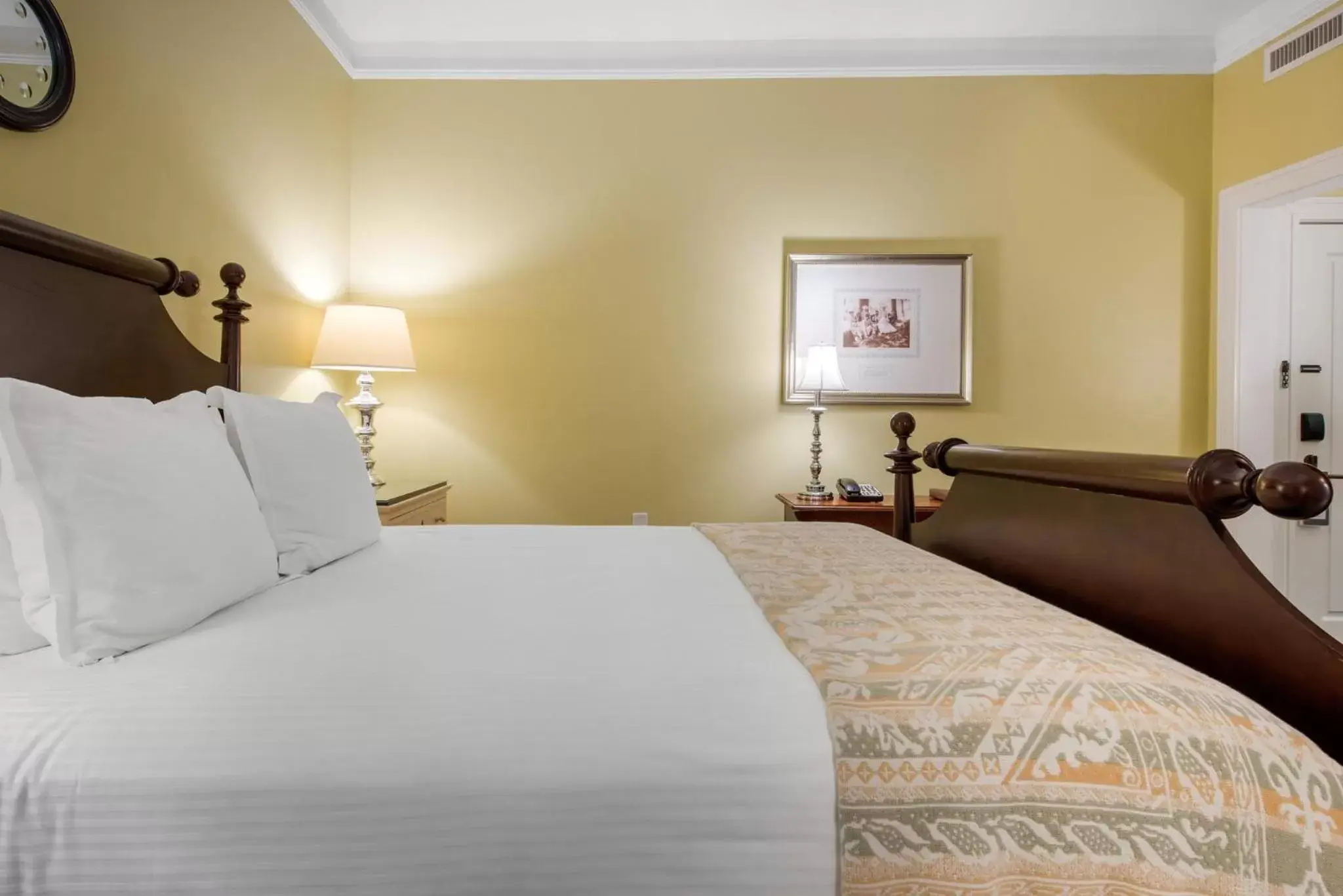 Photo of the whole room, Bed in Omni Bedford Springs Resort