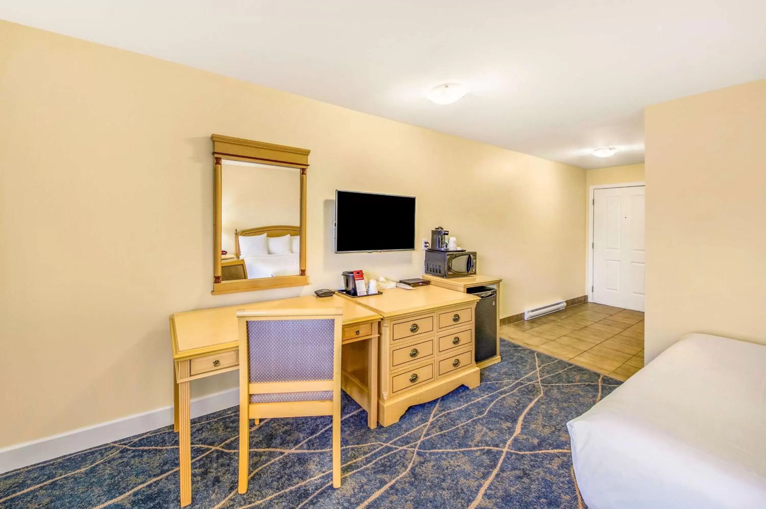 Bedroom, TV/Entertainment Center in Kootenay Lakeview Resort BW Signature Collection