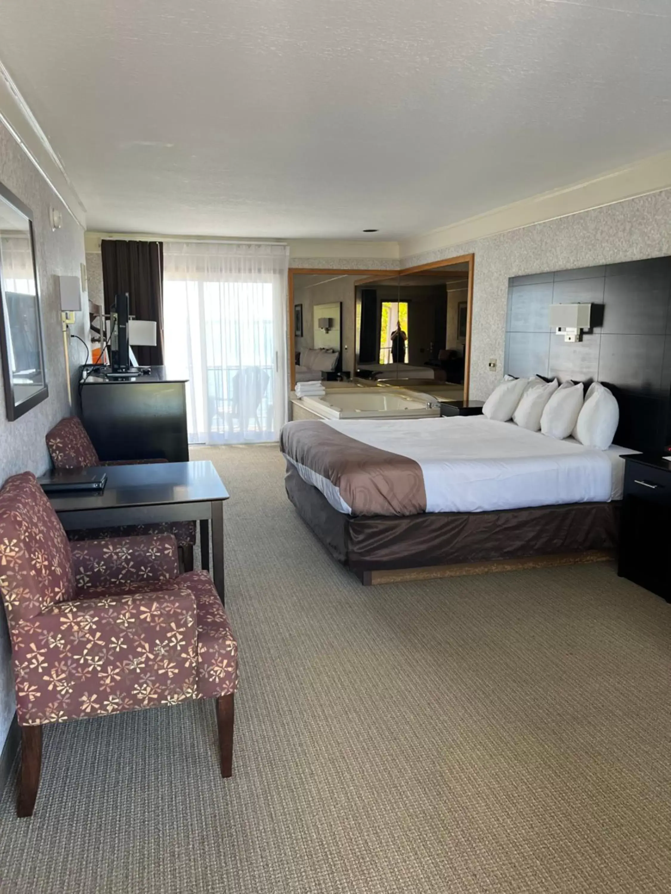 Bed in Quality Inn Lakefront Bed in Quality Inn Lakefront