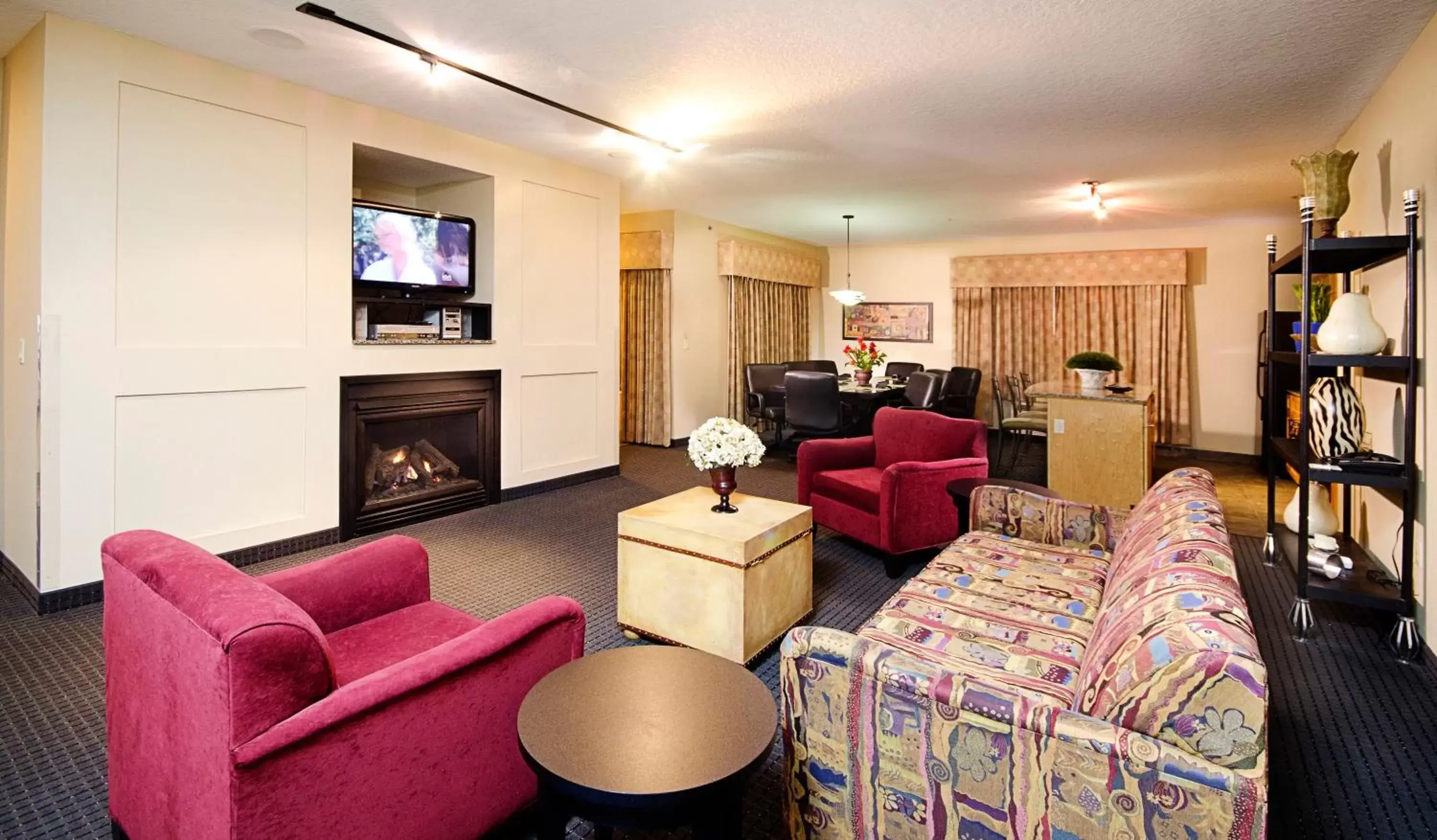 Photo of the whole room, Seating Area in Holiday Inn St. Paul Northeast - Lake Elmo, an IHG Hotel