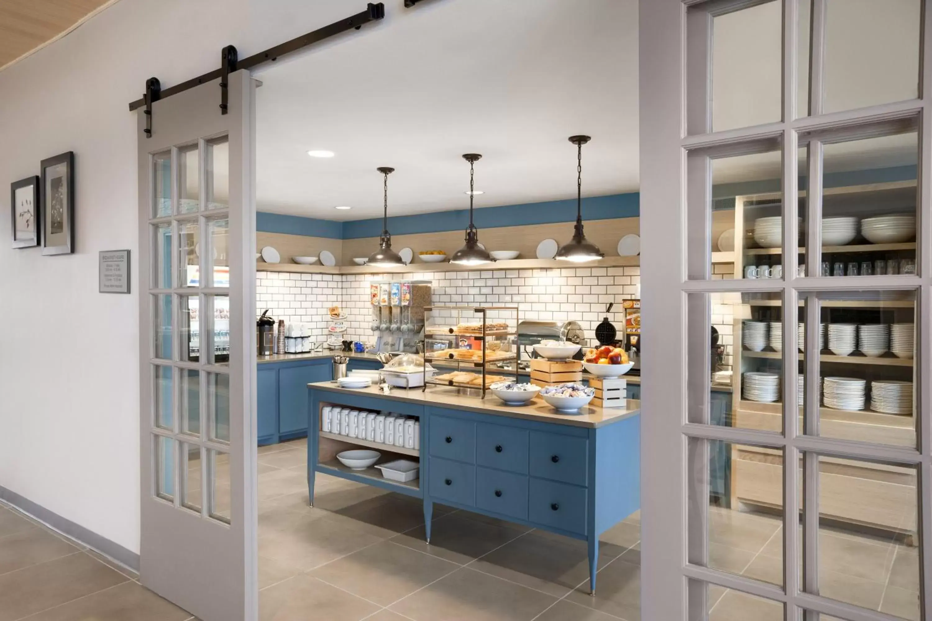 Communal kitchen in Country Inn & Suites by Radisson, Indianola, IA
