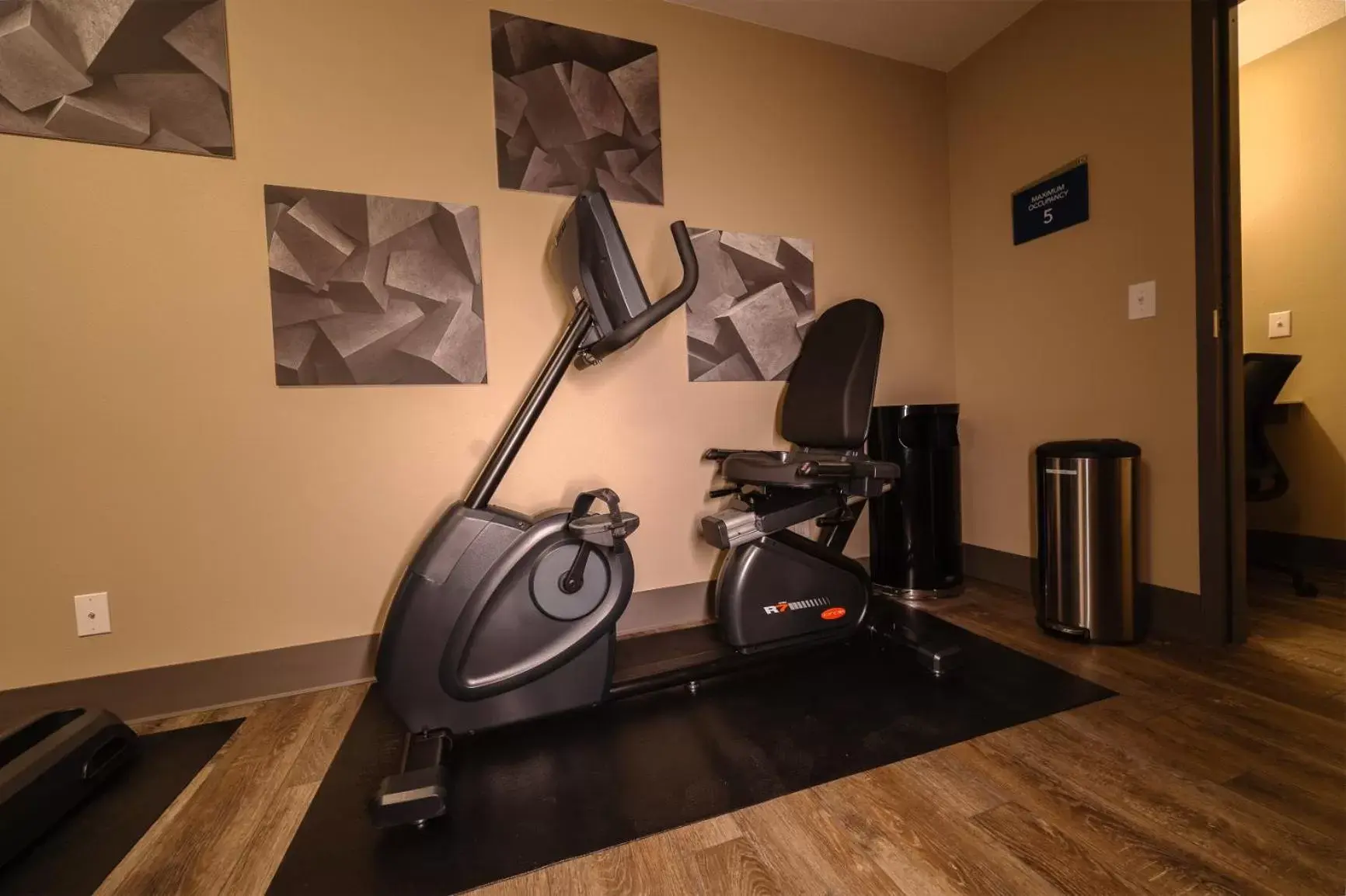 Fitness centre/facilities, Fitness Center/Facilities in Cobblestone Inn & Suites - Trenton