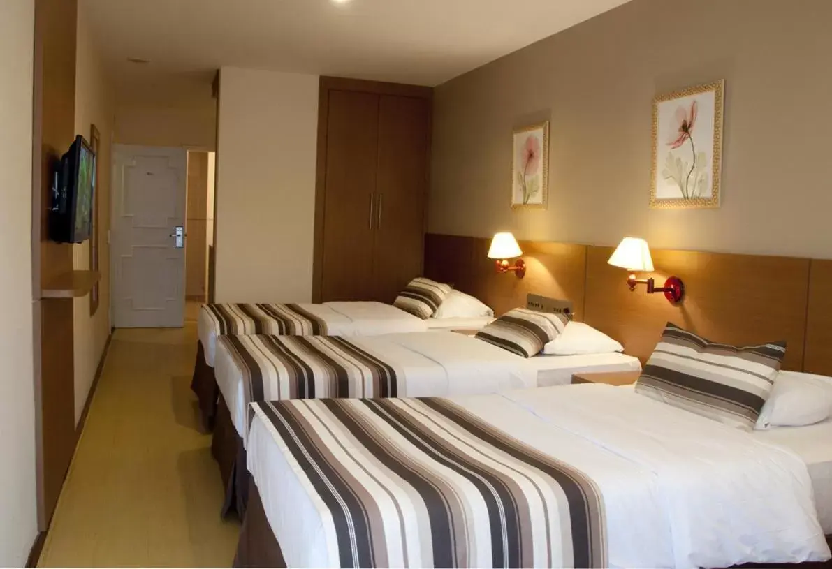 Bed in Augusto's Copacabana Hotel Bed in Augusto's Copacabana Hotel