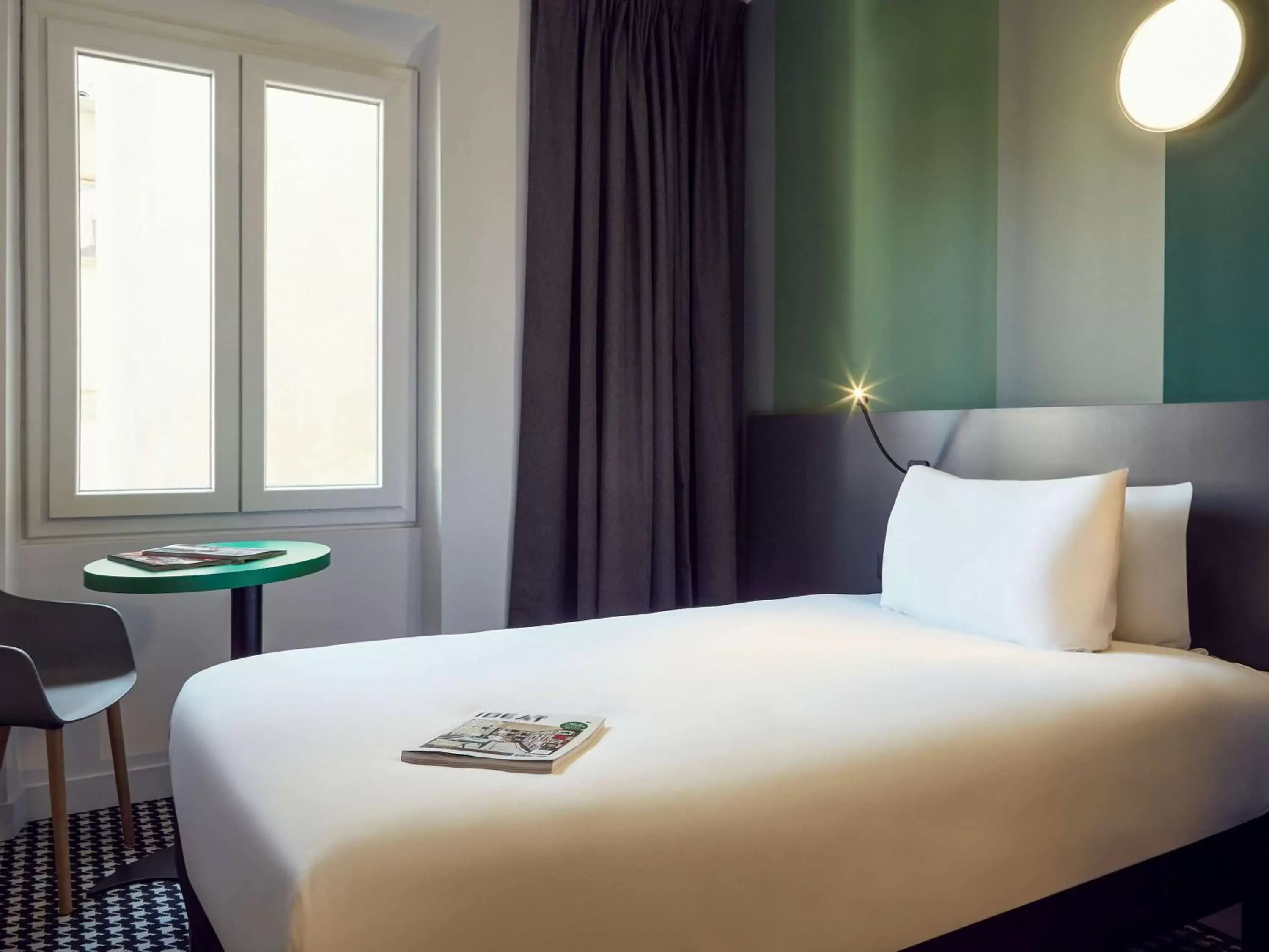 Photo of the whole room, Bed in ibis Styles Marseille Vieux Port