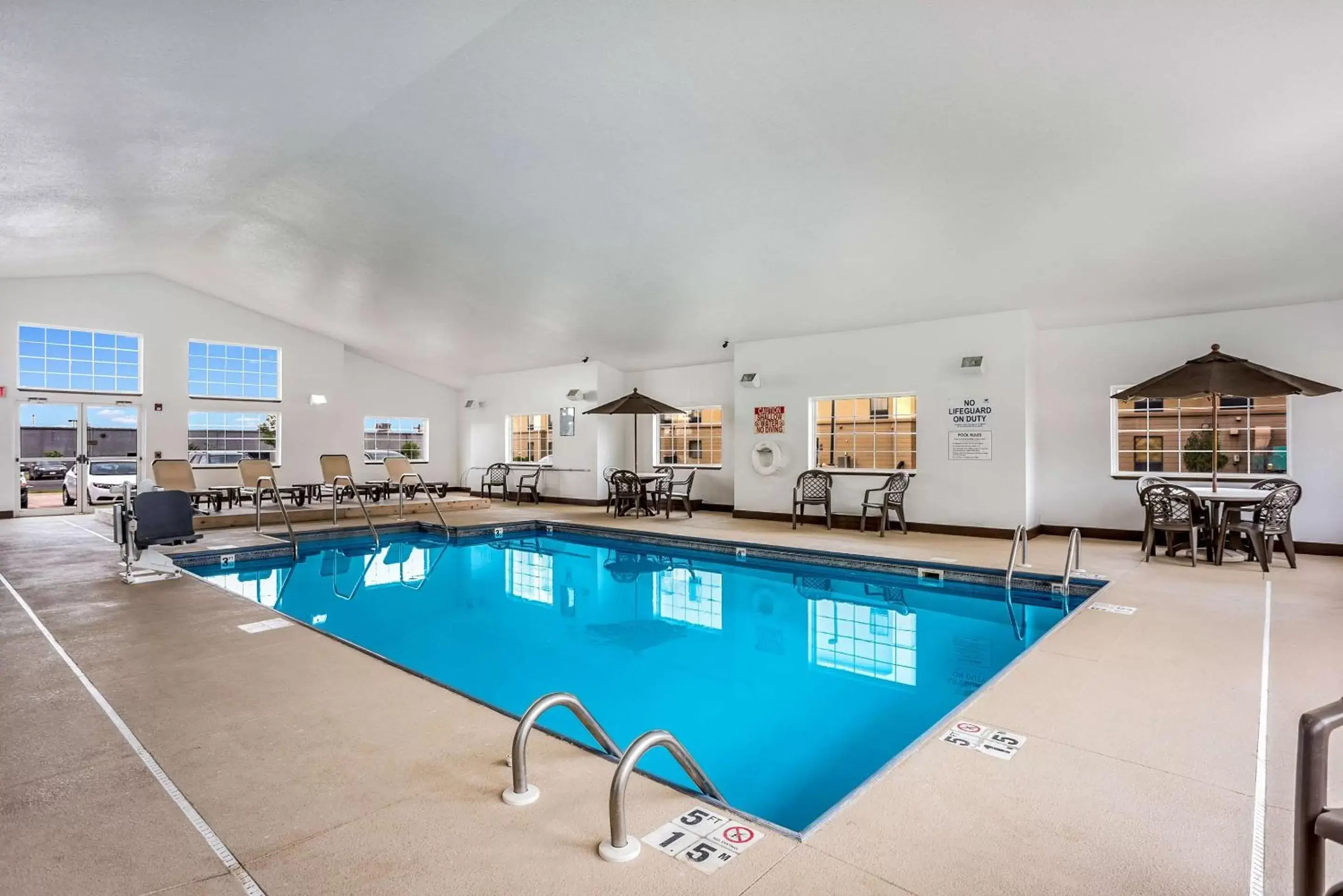 On site, Swimming Pool in MainStay Suites Cedar Rapids North - Marion