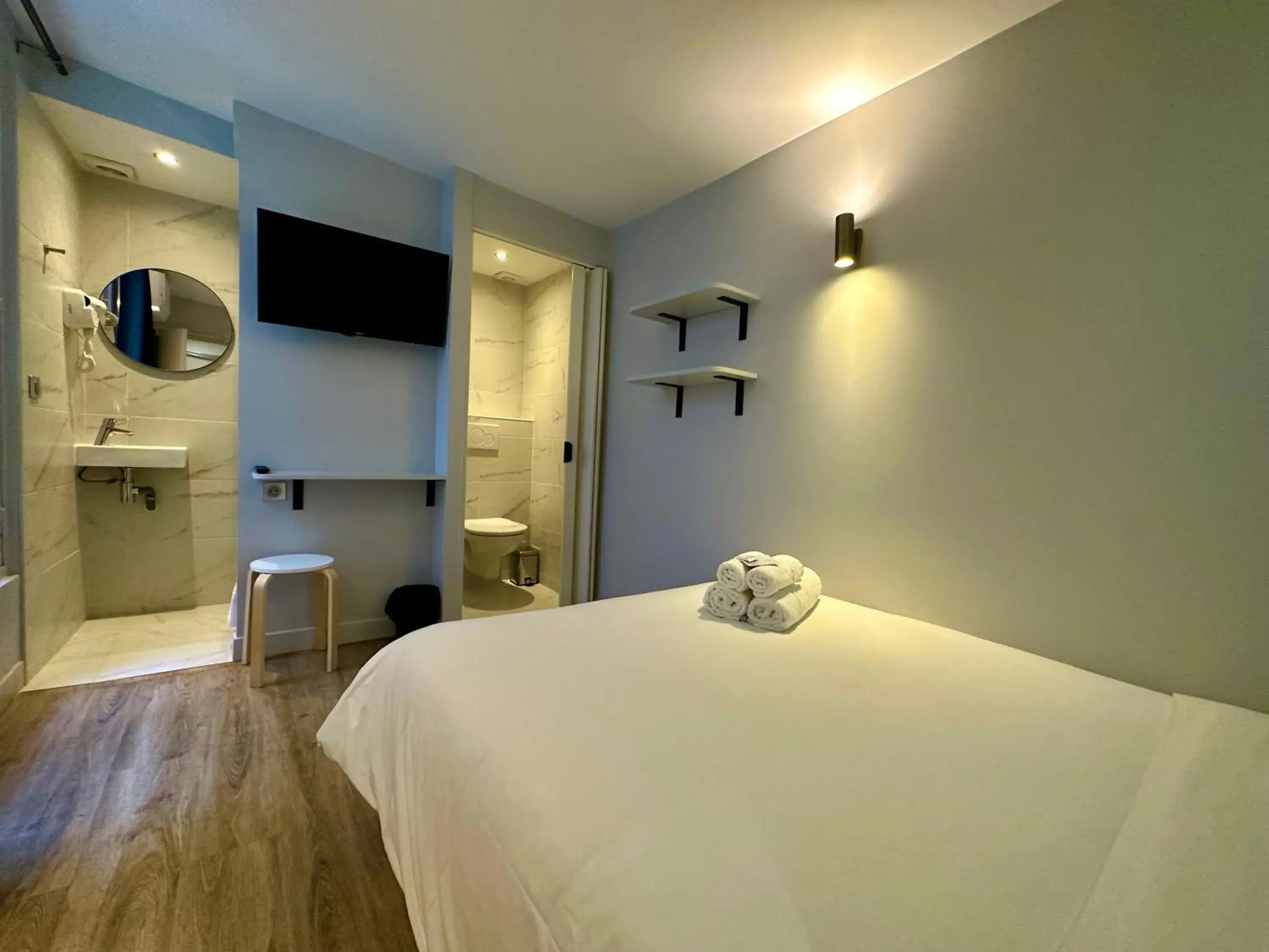 Bedroom, Bed in Nation Montmartre Hotel