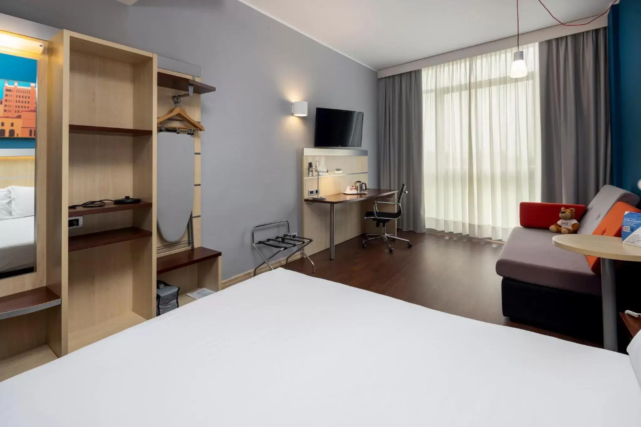 Bedroom, TV/Entertainment Center in Holiday Inn Express Parma, an IHG Hotel
