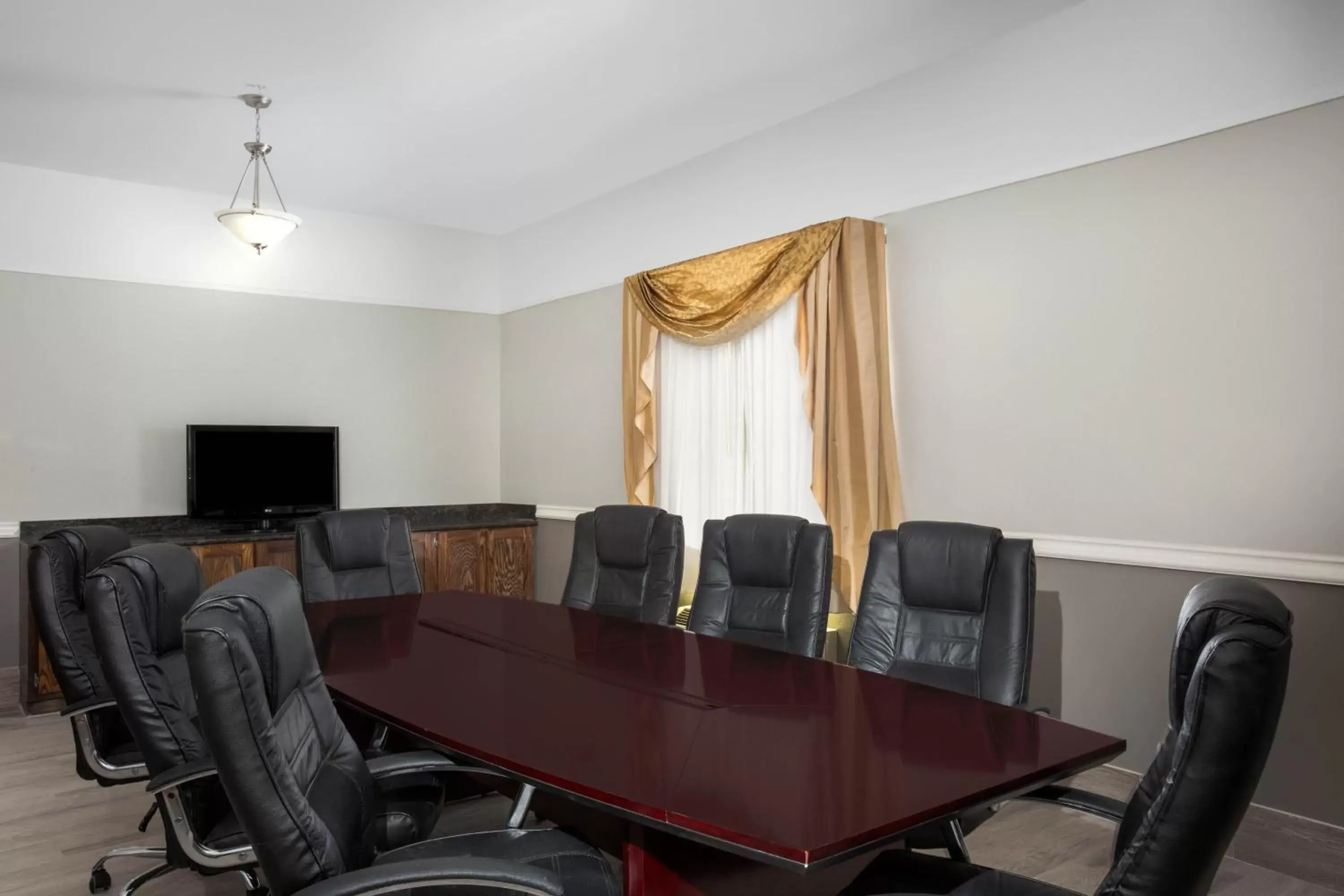 Business facilities in La Quinta Inn Suites by Wyndham Raymondville Harlingen