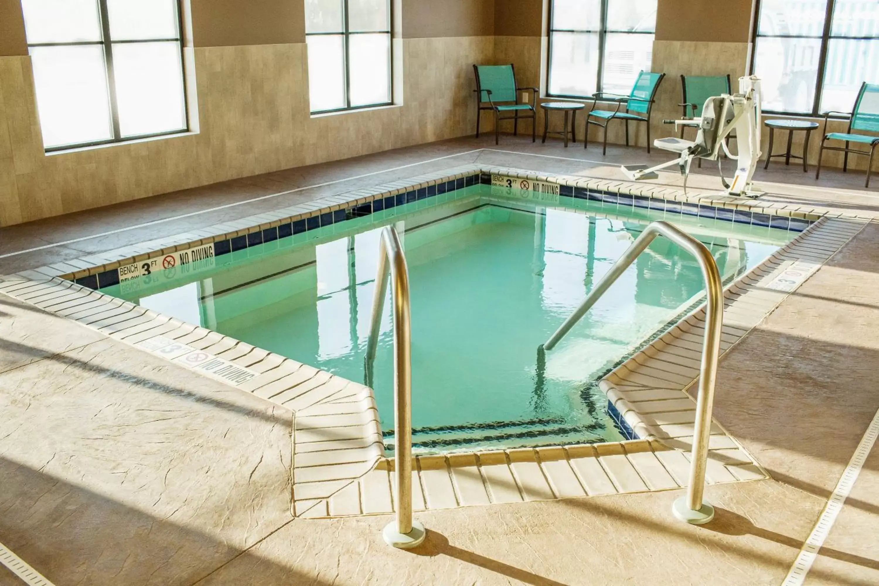 Hot Tub, Swimming Pool in Teddy's Residential Suites Watford City