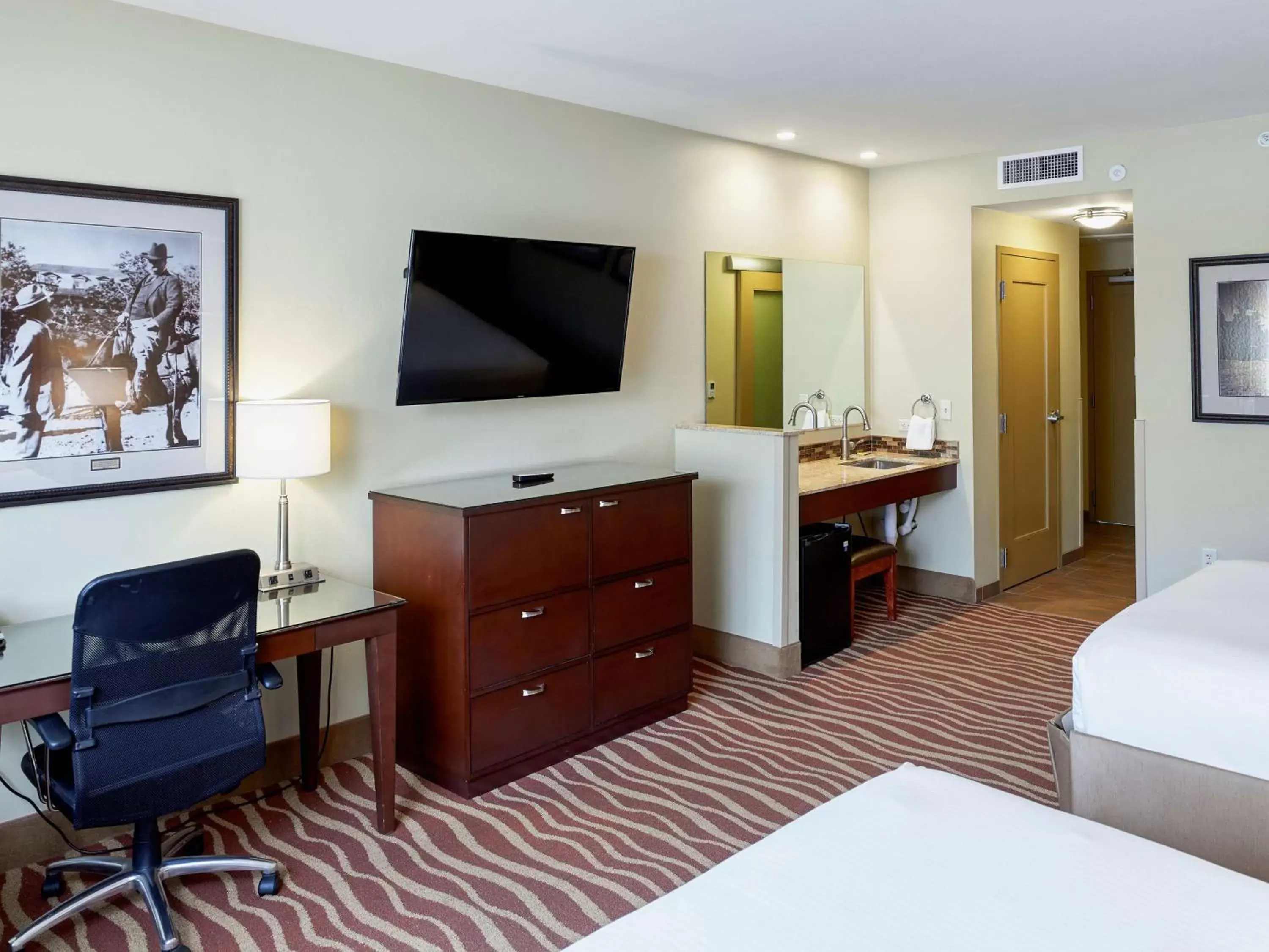 Bedroom, TV/Entertainment Center in Squire Resort at the Grand Canyon, BW Signature Collection