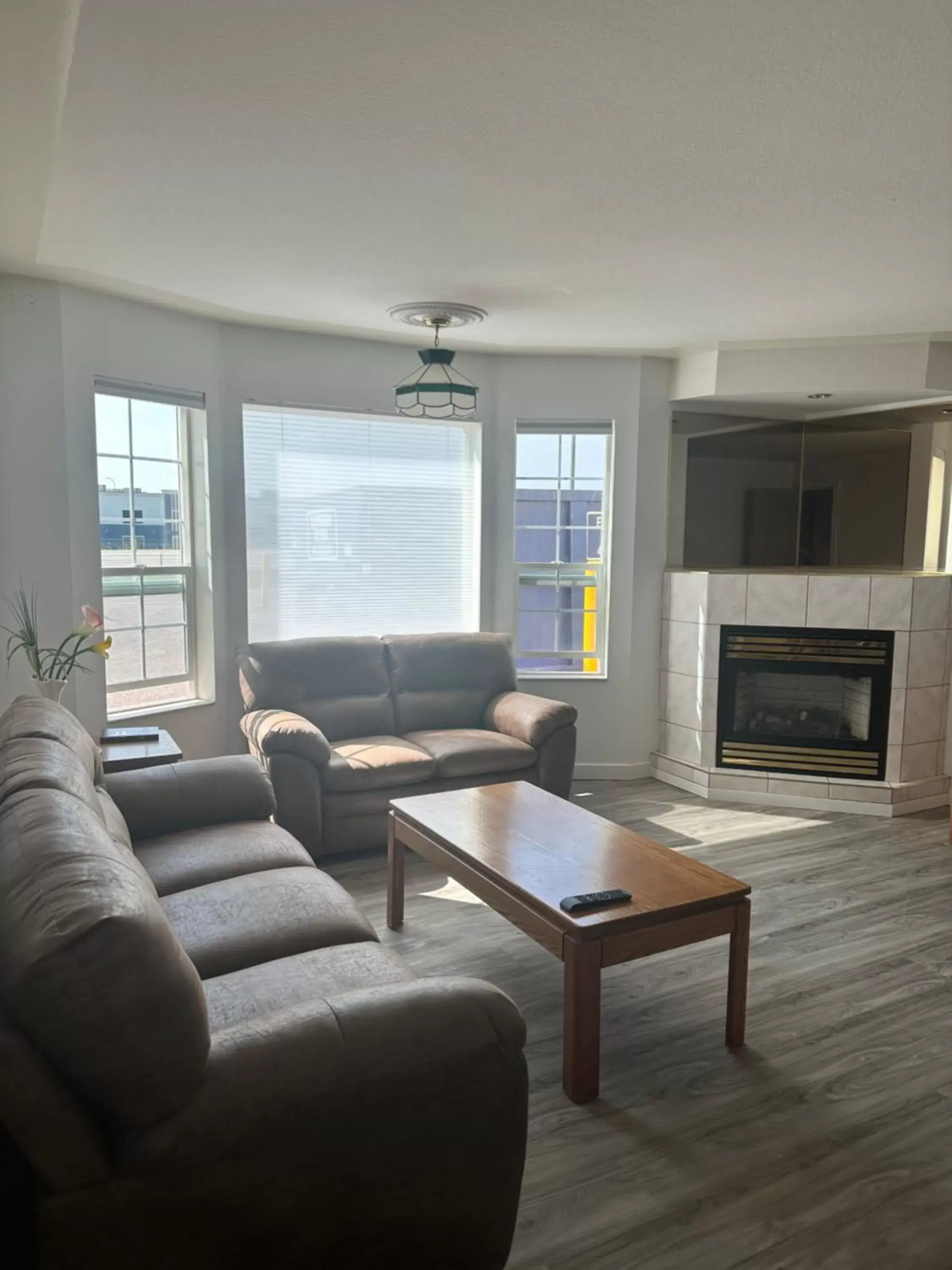 Living room, Seating Area in Western Budget Motel East Red Deer