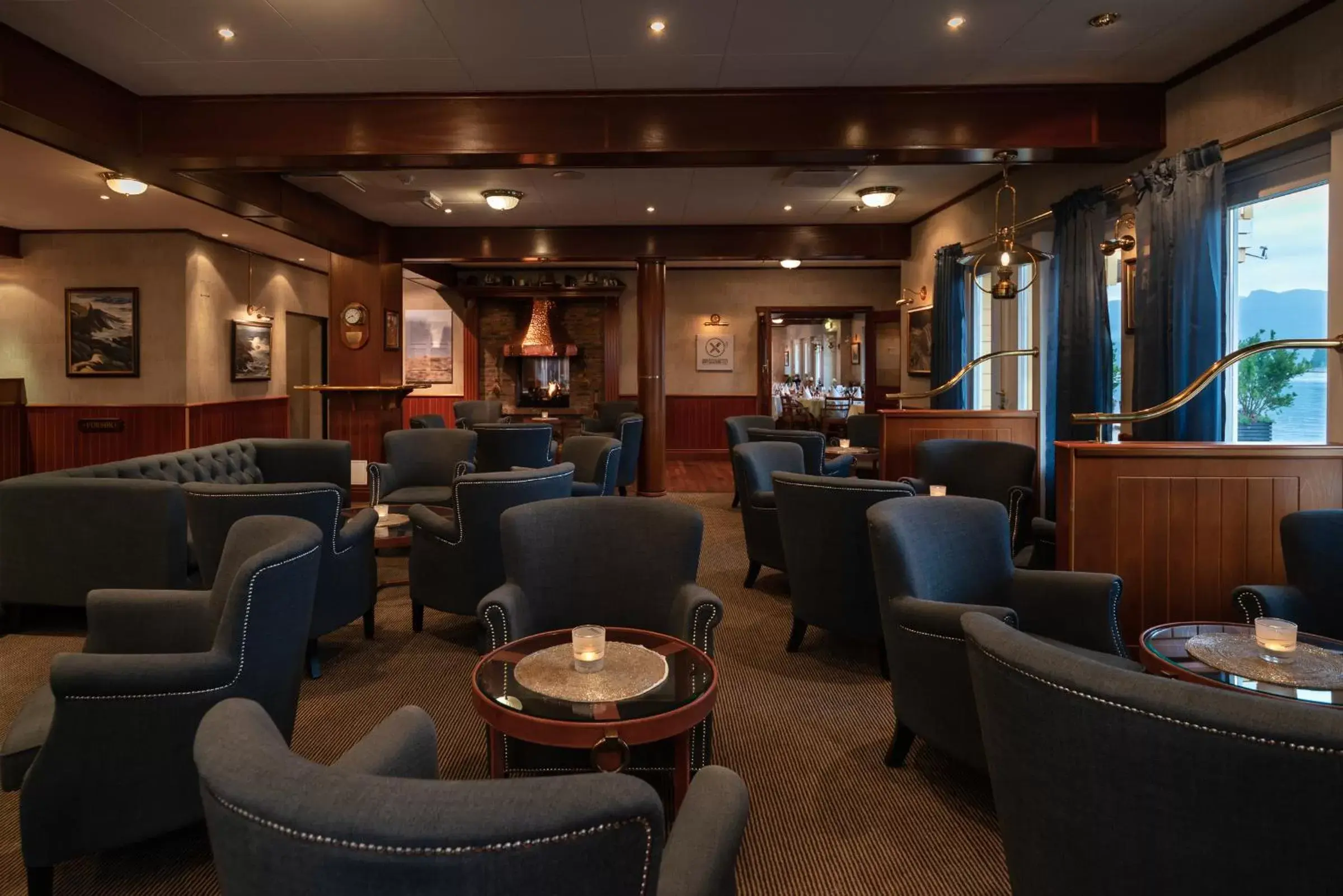 Lobby or reception, Lounge/Bar in Quality Hotel Florø