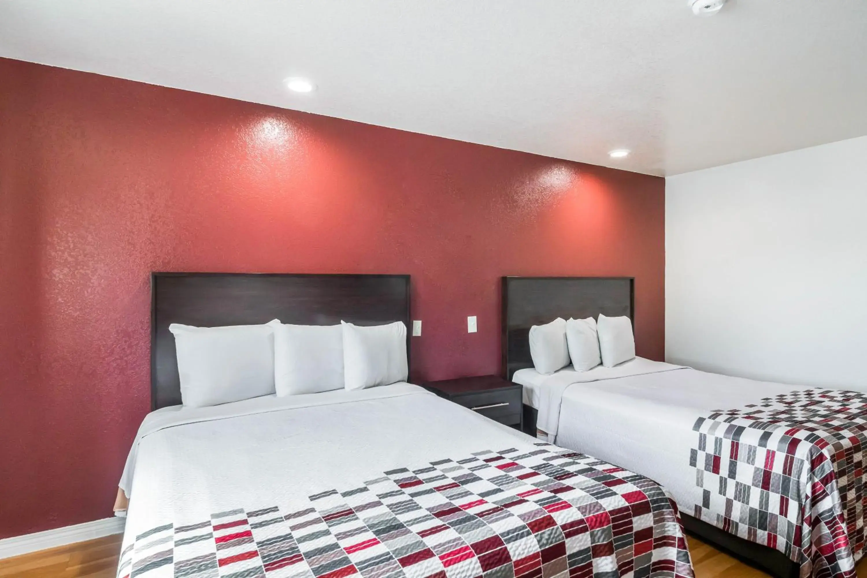 Photo of the whole room, Bed in Red Roof Inn Palmdale - Lancaster