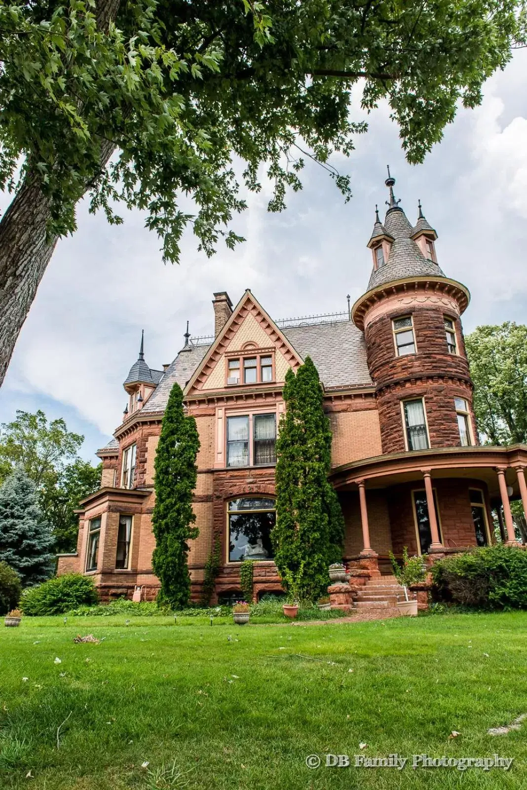 Property Building in Henderson Castle Inn