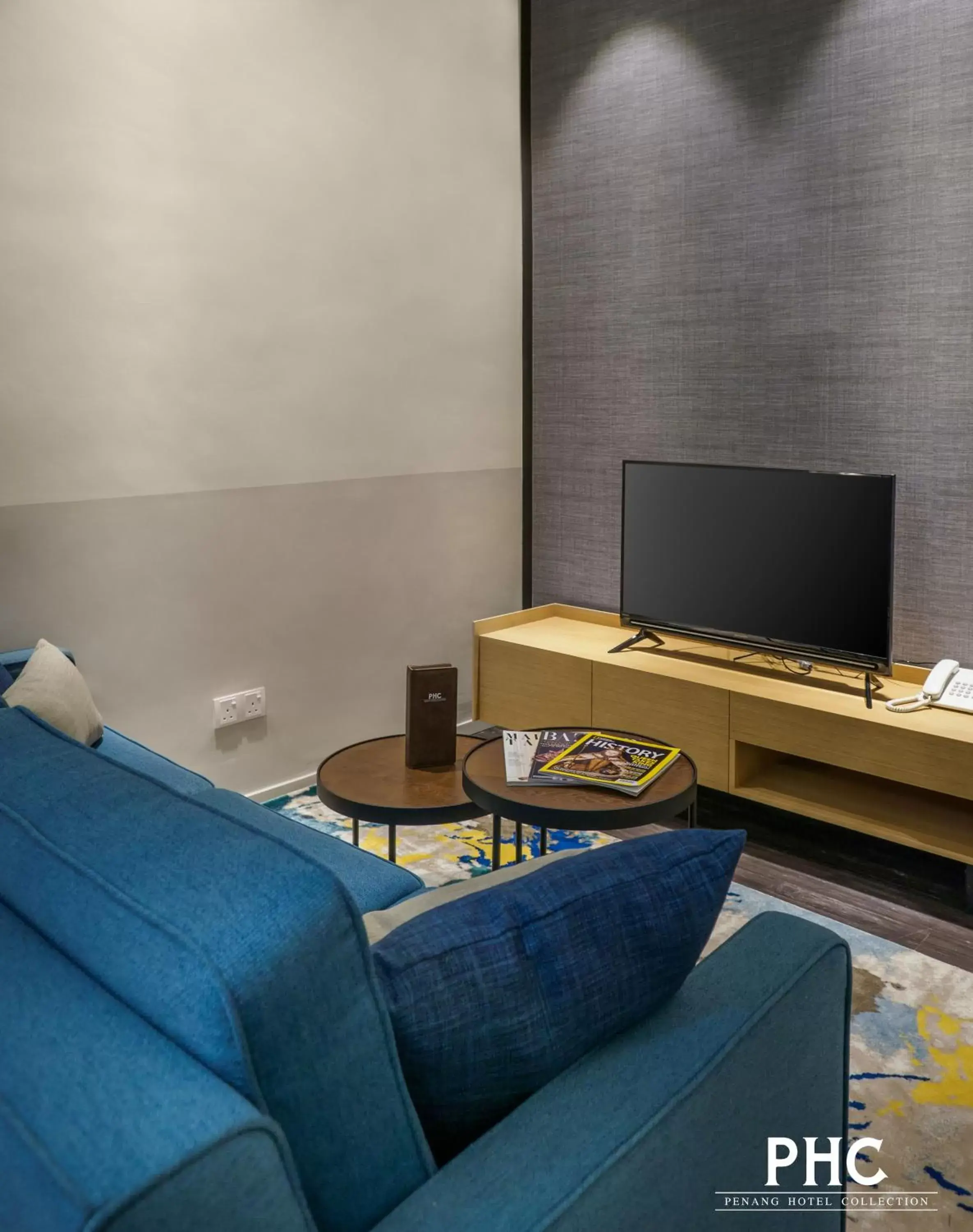Seating area, TV/Entertainment Center in Bahari Parade Hotel by PHC