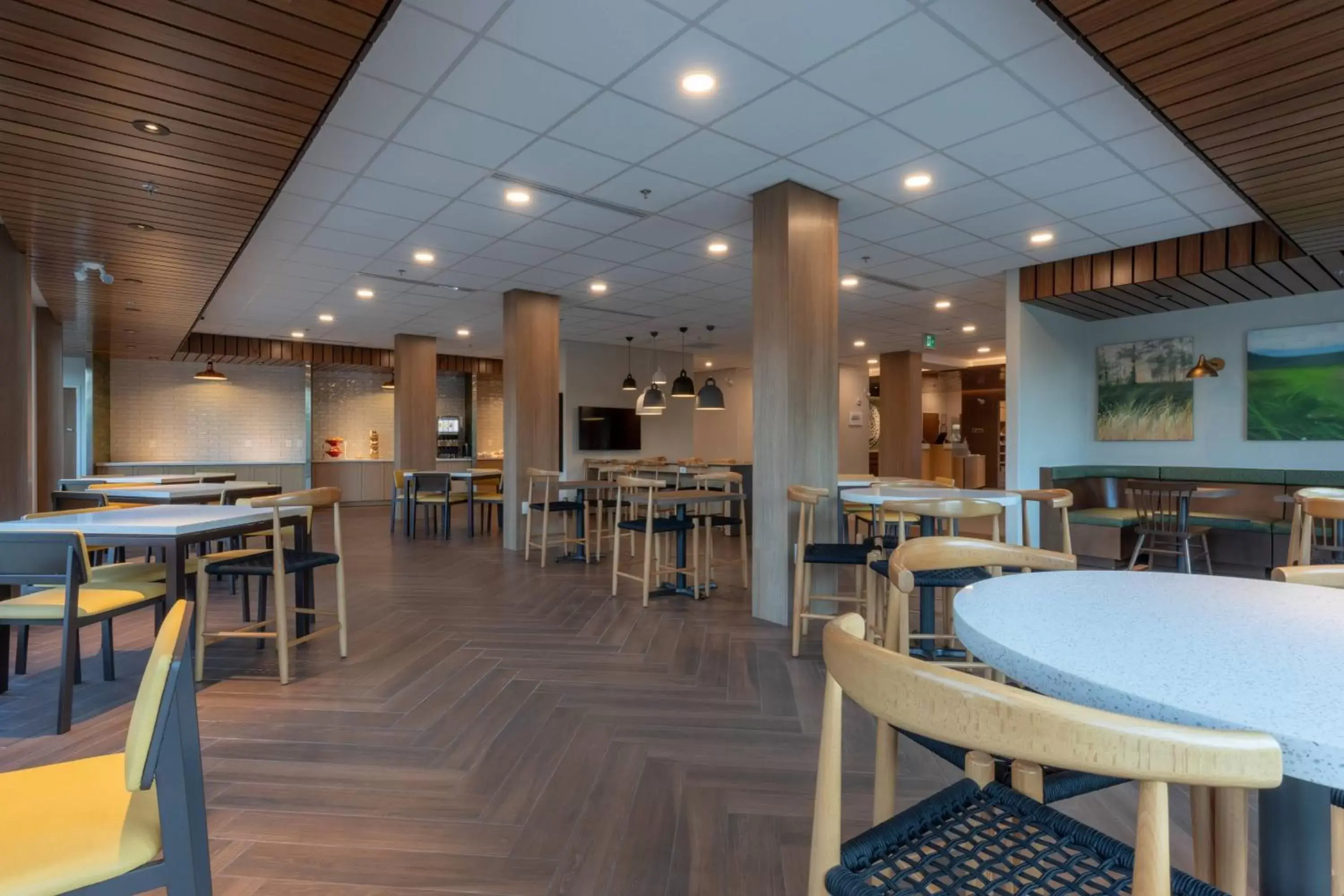 Breakfast, Lounge/Bar in Fairfield by Marriott Inn & Suites Revelstoke