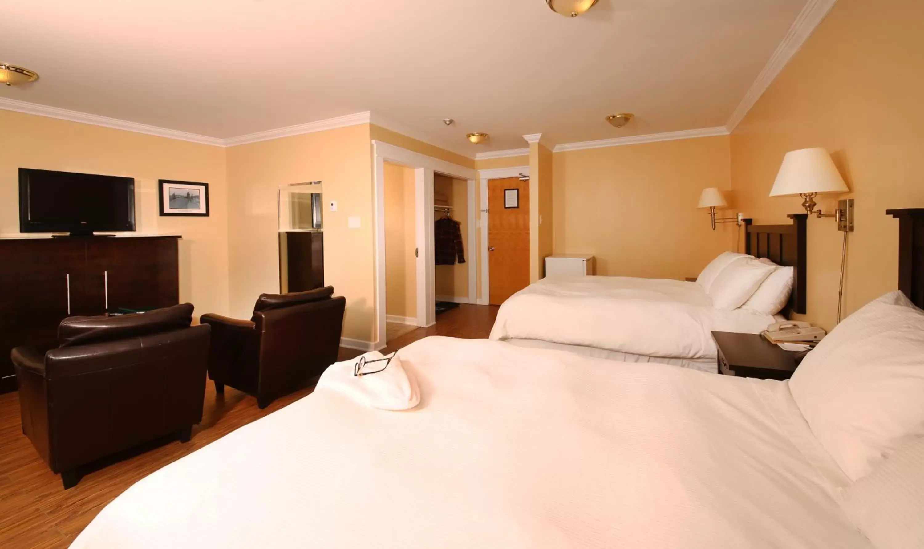 Photo of the whole room, Bed in Grenfell Heritage Hotel & Suites