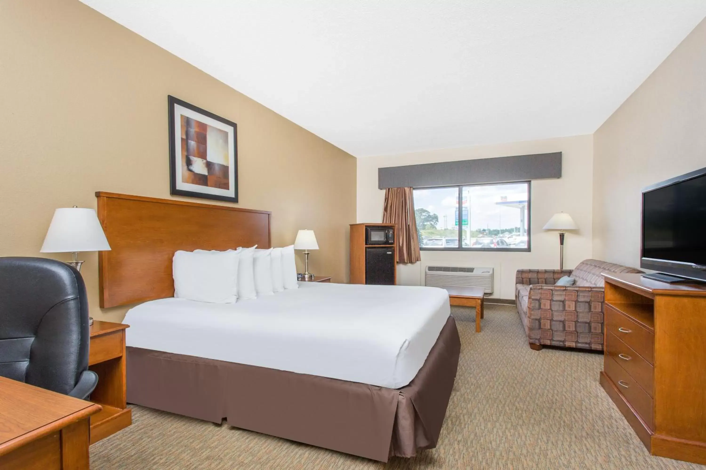 Seating area, Bed in Days Inn By Wyndham Phenix City Near Fort Moore Seating area, Bed in Days Inn By Wyndham Phenix City Near Fort Moore
