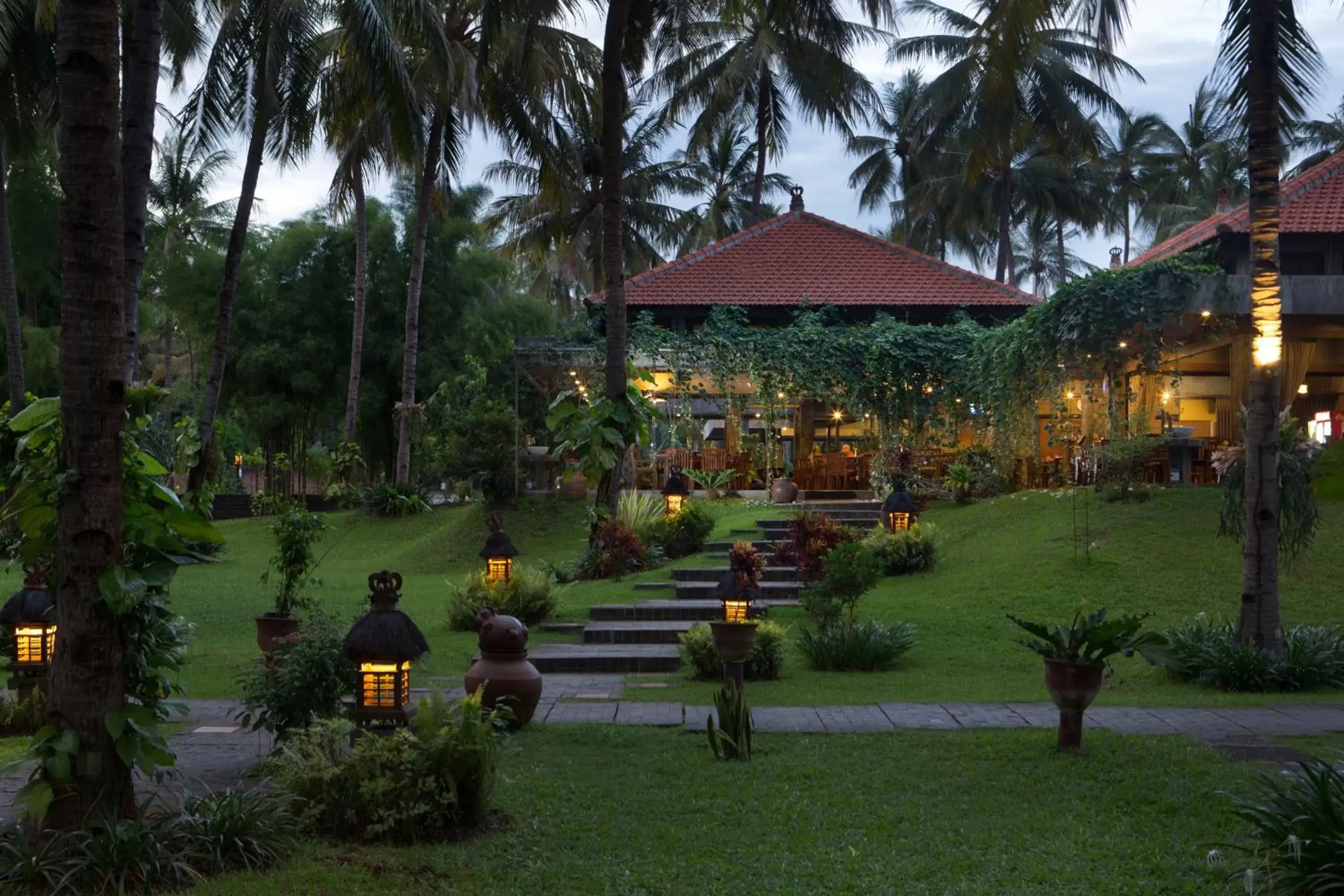 Restaurant/places to eat, Garden in Ketapang Indah Hotel