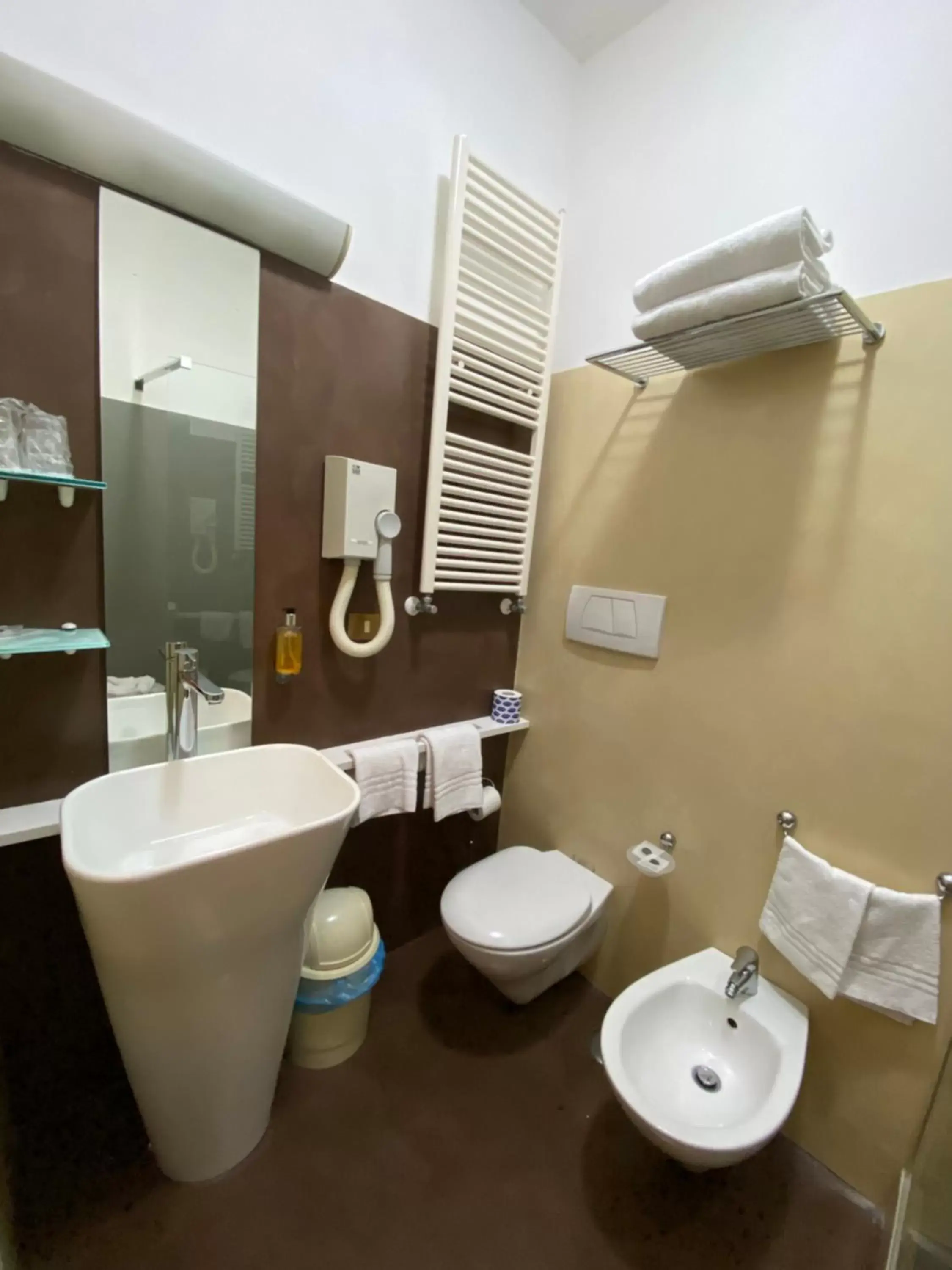 Shower, Bathroom in Basilica Hotel