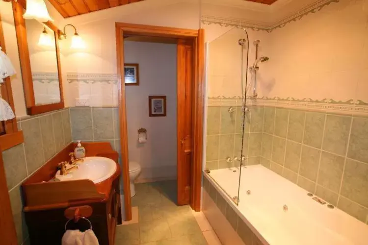 Bathroom in Westbury Gingerbread Cottages