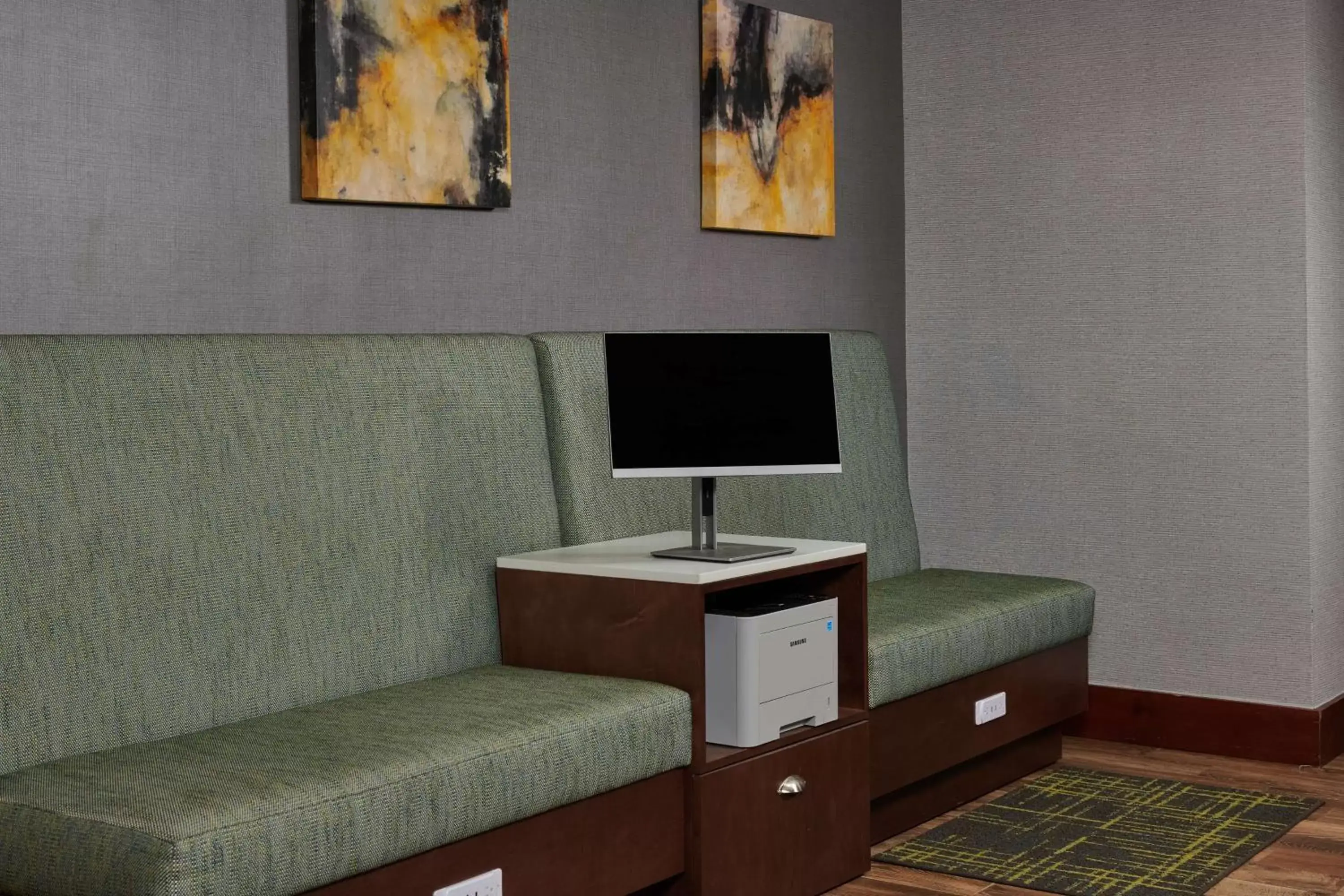 Business facilities, TV/Entertainment Center in Hampton Inn Atlanta-Cumberland Mall/Cobb Galleria Area