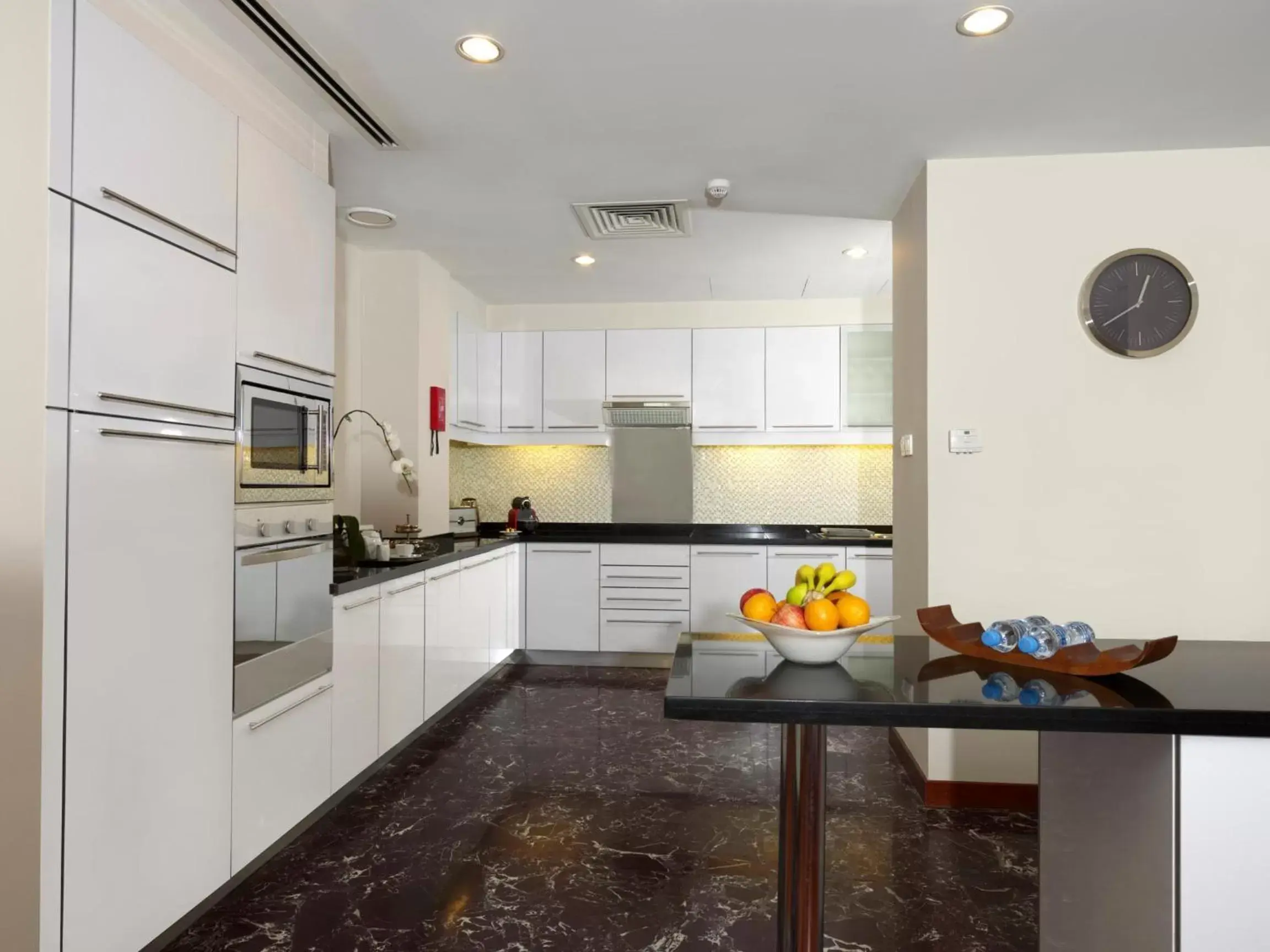 Kitchen or kitchenette, Kitchen/Kitchenette in Fraser Suites Seef Bahrain