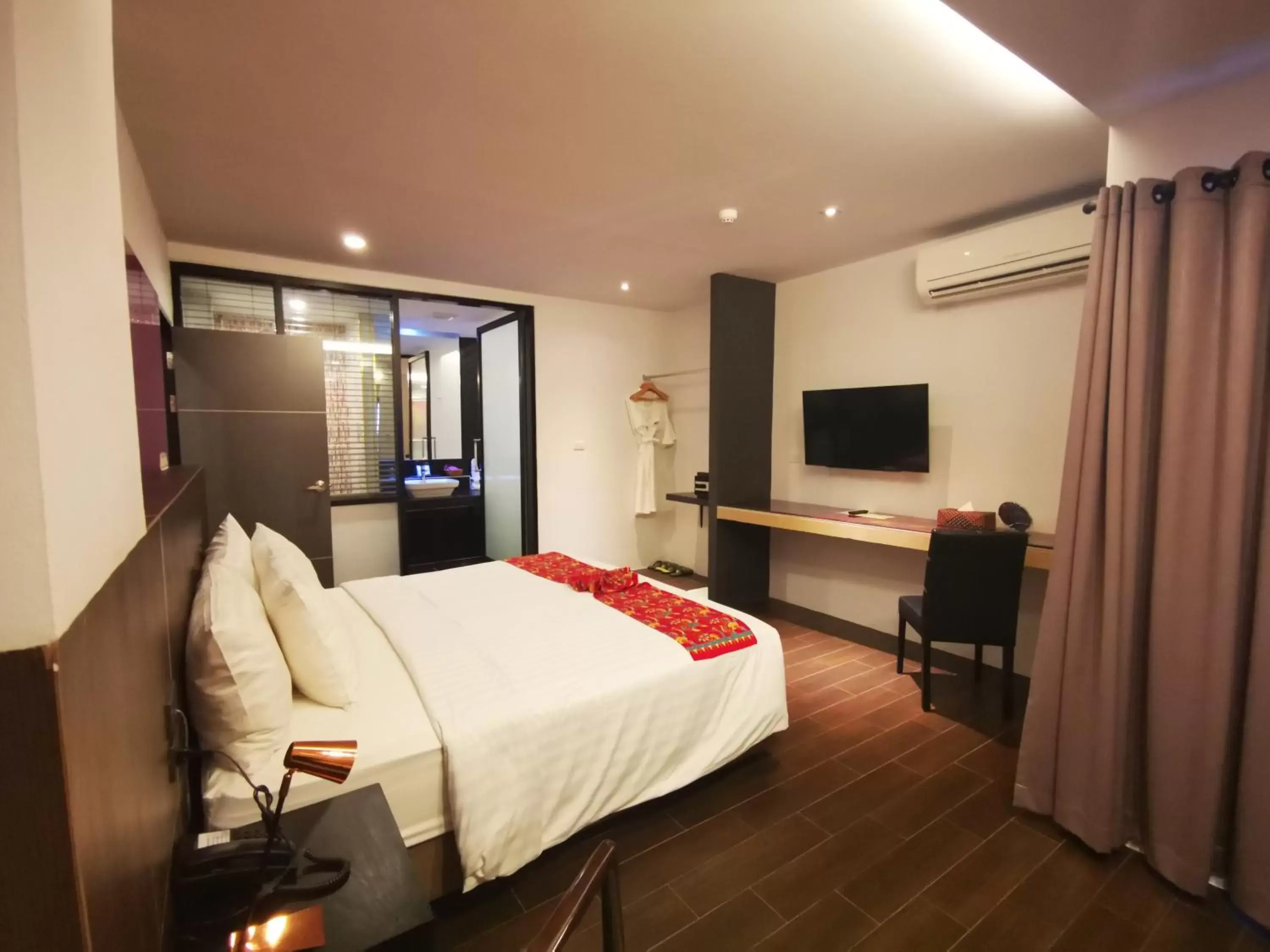 Communal lounge/ TV room in Mandy Nok Hotel