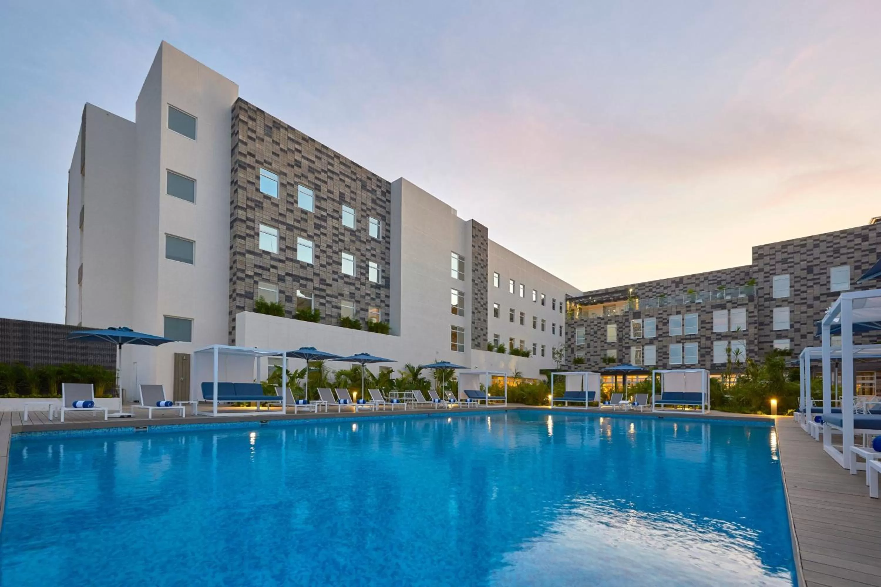 Swimming pool in City Express Suites by Marriott Cancún Aeropuerto