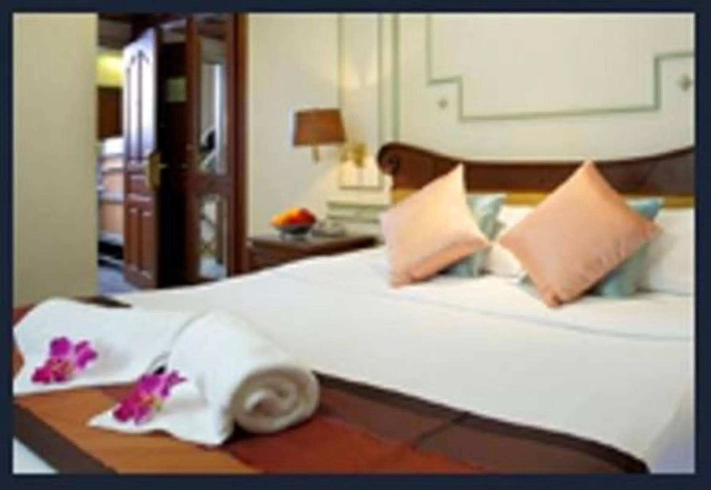 Bed in Majestic Suites Hotel