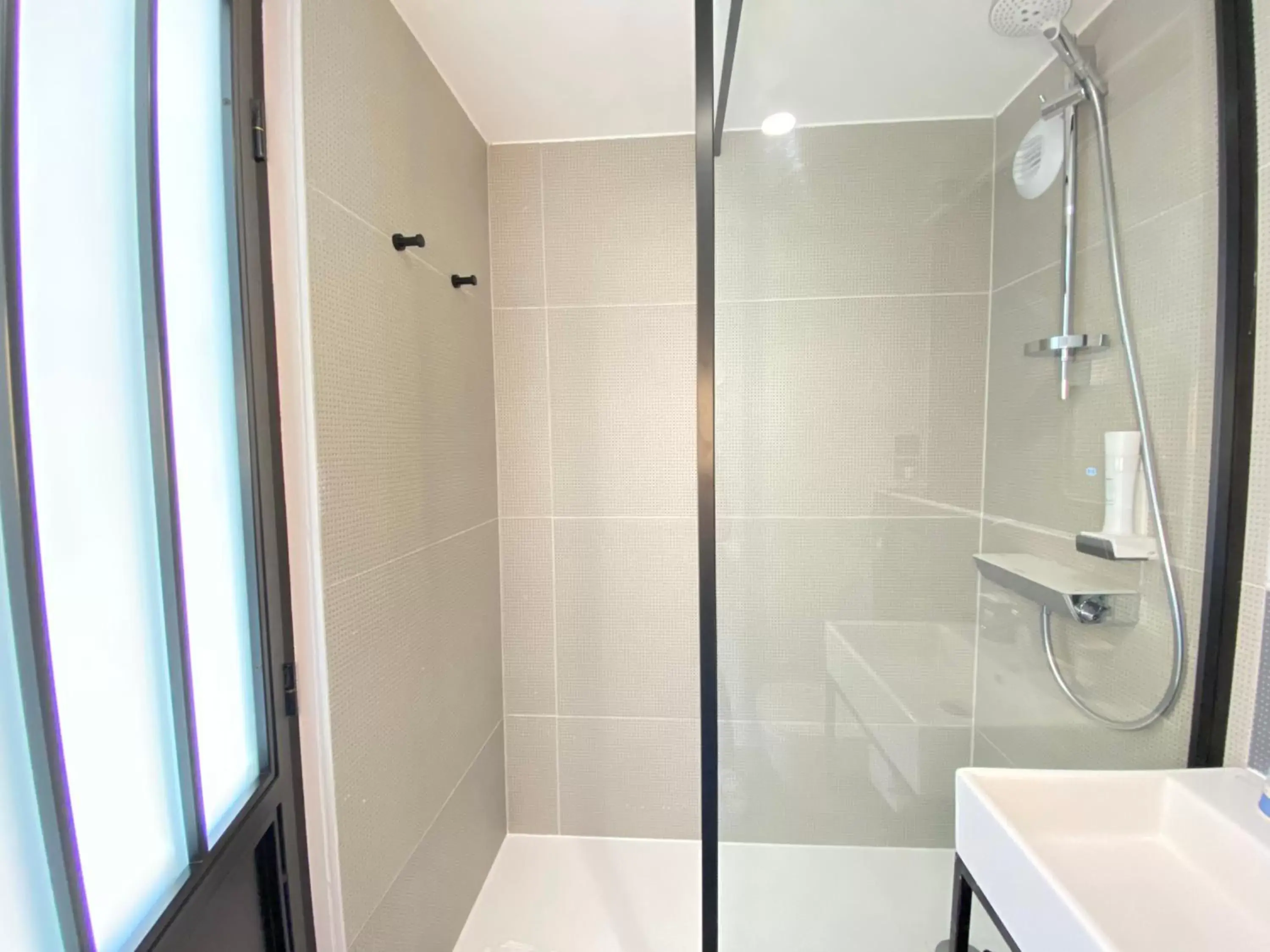 Shower, Bathroom in Kyriad Bourgoin-Jallieu