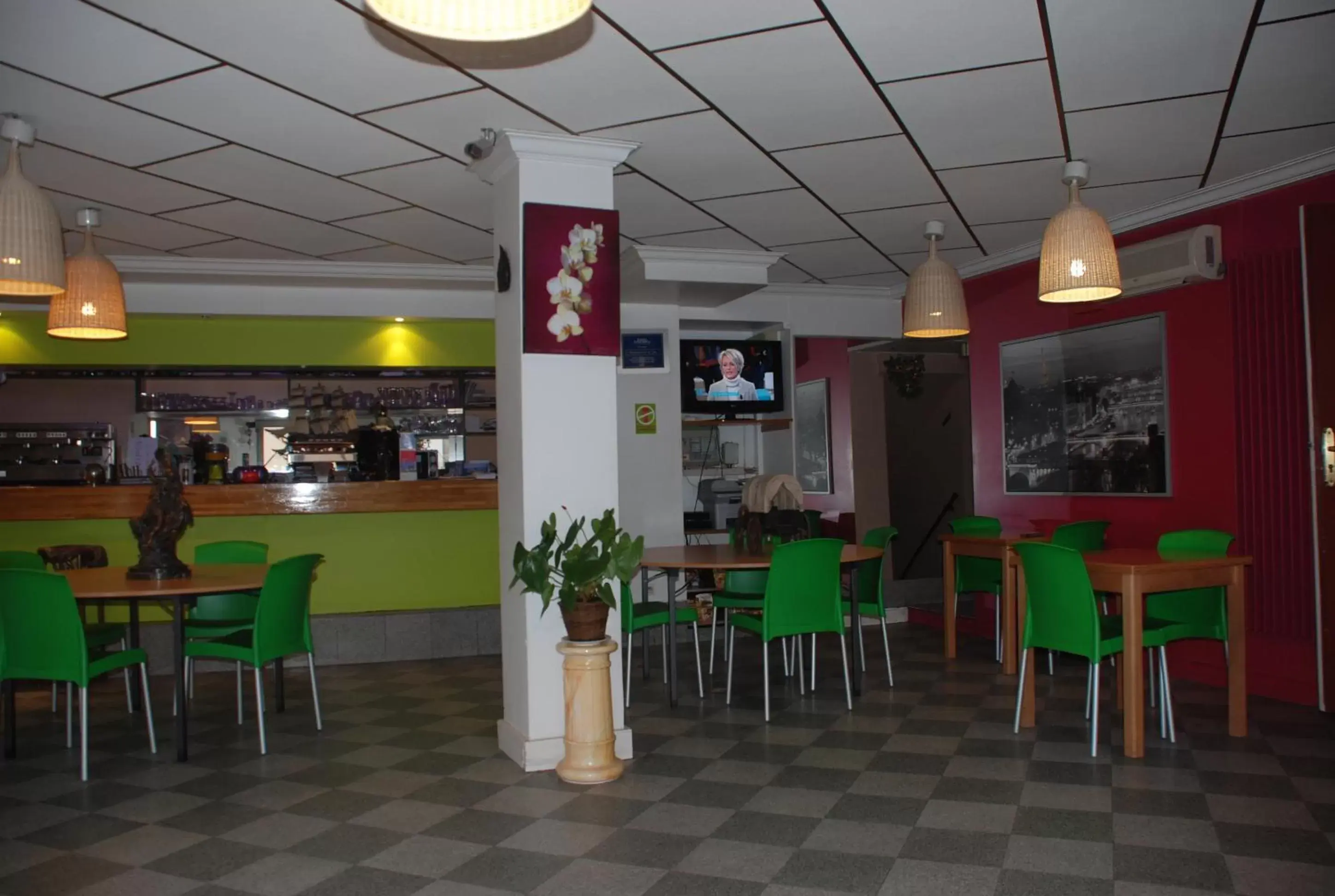Restaurant/Places to Eat in Residence De La Tour Paris-Malakoff