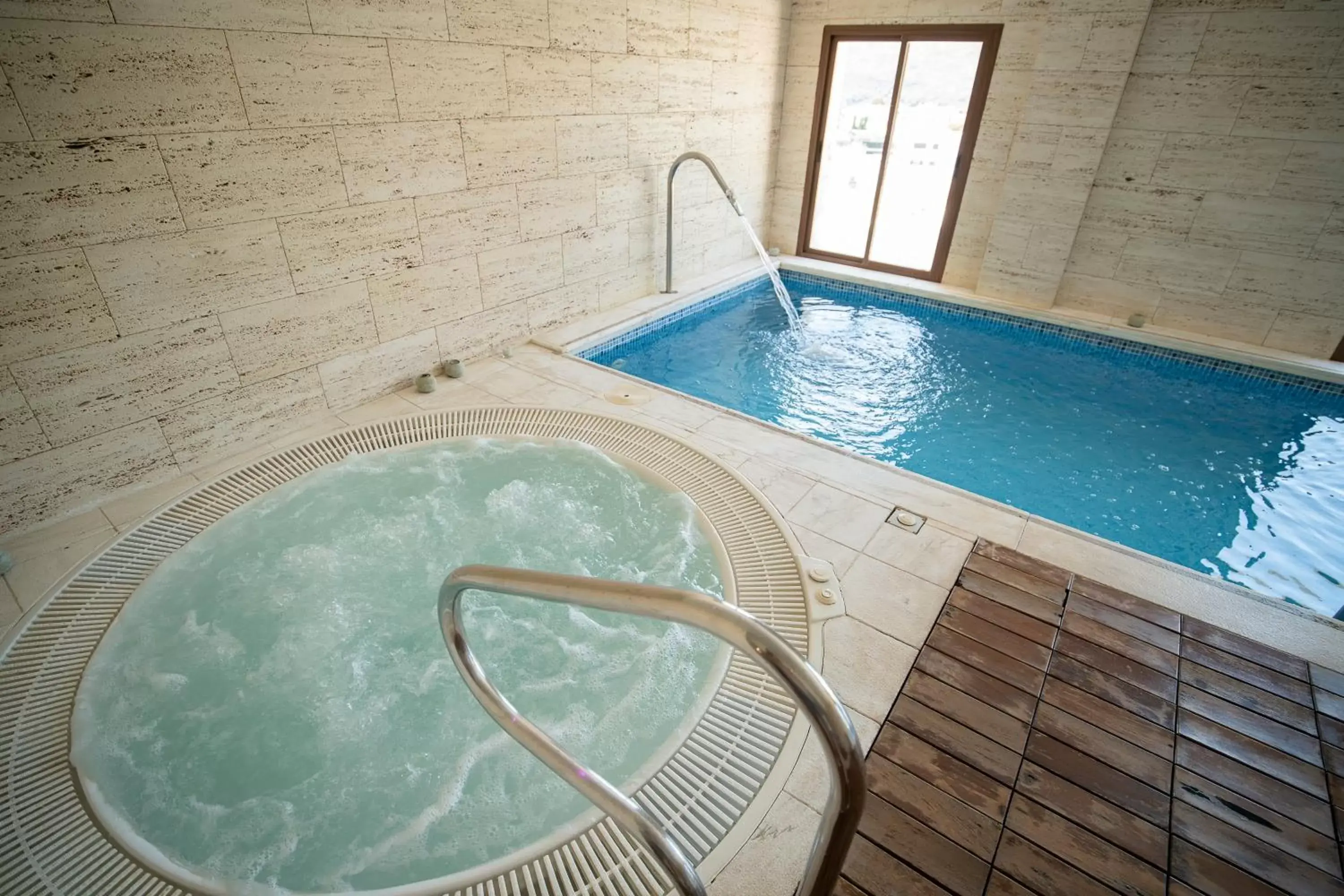 Hot Tub, Swimming Pool in Hotel Rural Spa Don Juan de Austria