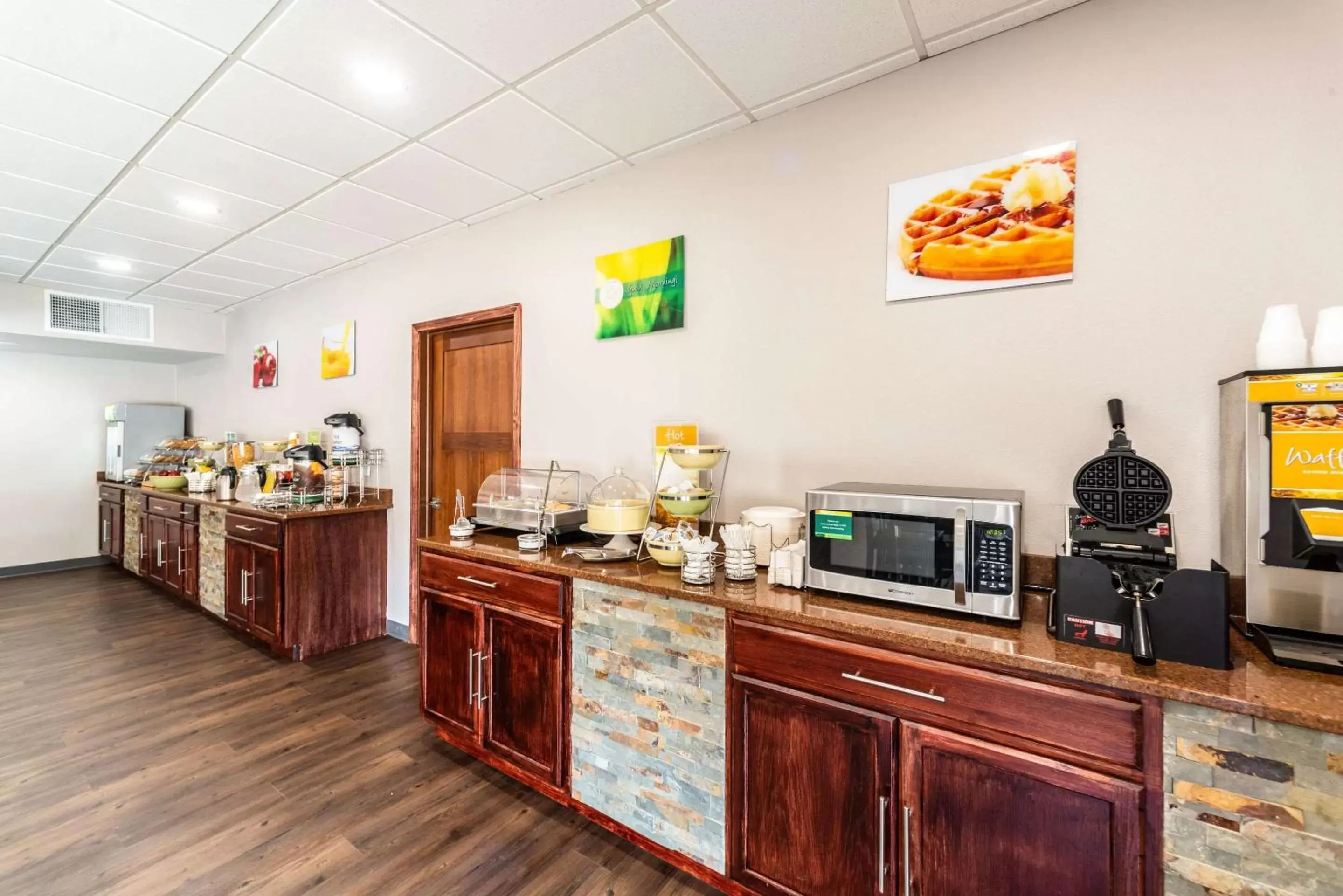 Restaurant/places to eat, Kitchen/Kitchenette in Quality Inn & Suites Vandalia near I-70 and Hwy 51