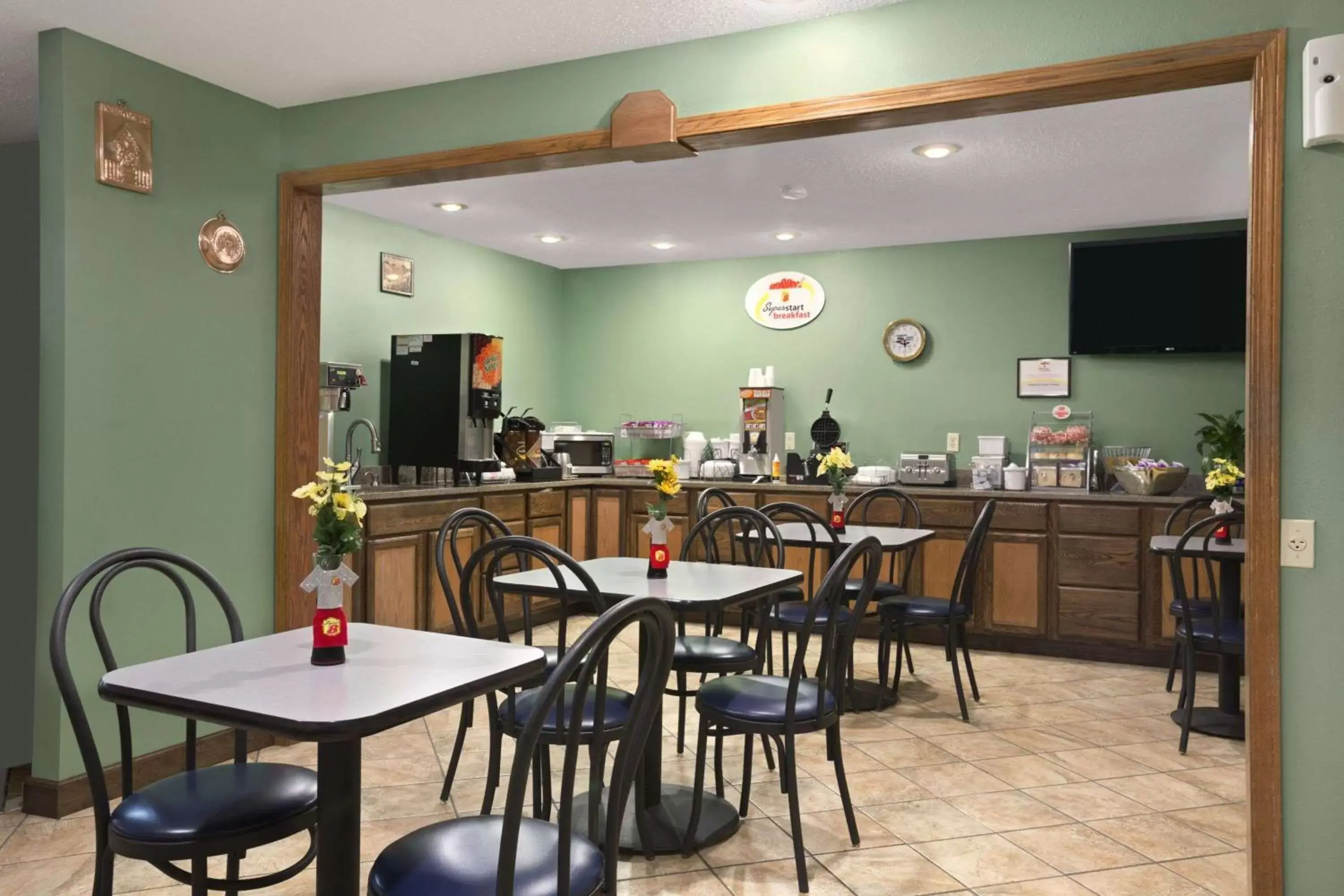 Restaurant/Places to Eat in Super 8 by Wyndham Russellville
