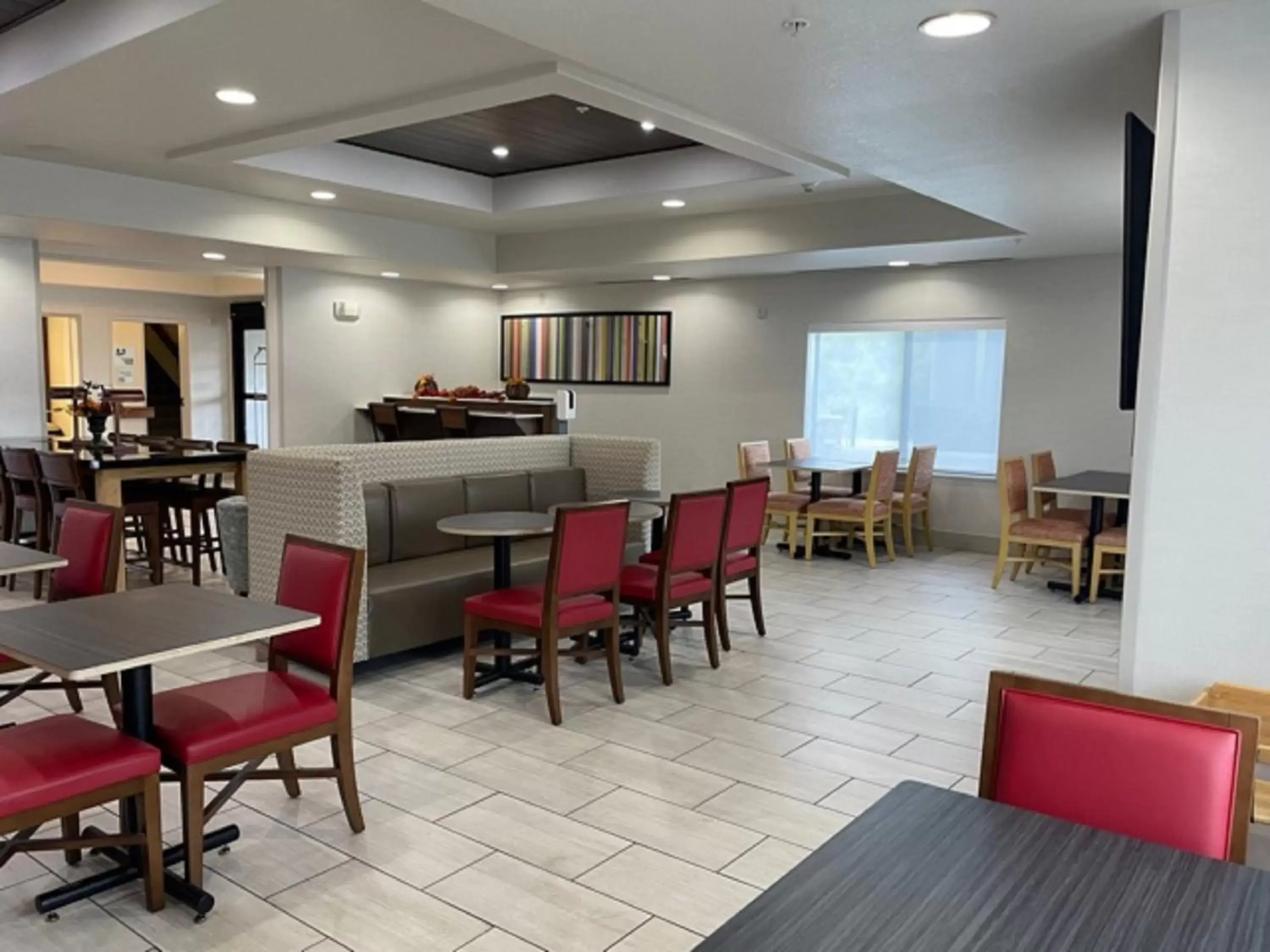 Restaurant/Places to Eat in Holiday Inn Express Hotel & Suites Lewisburg, an IHG Hotel