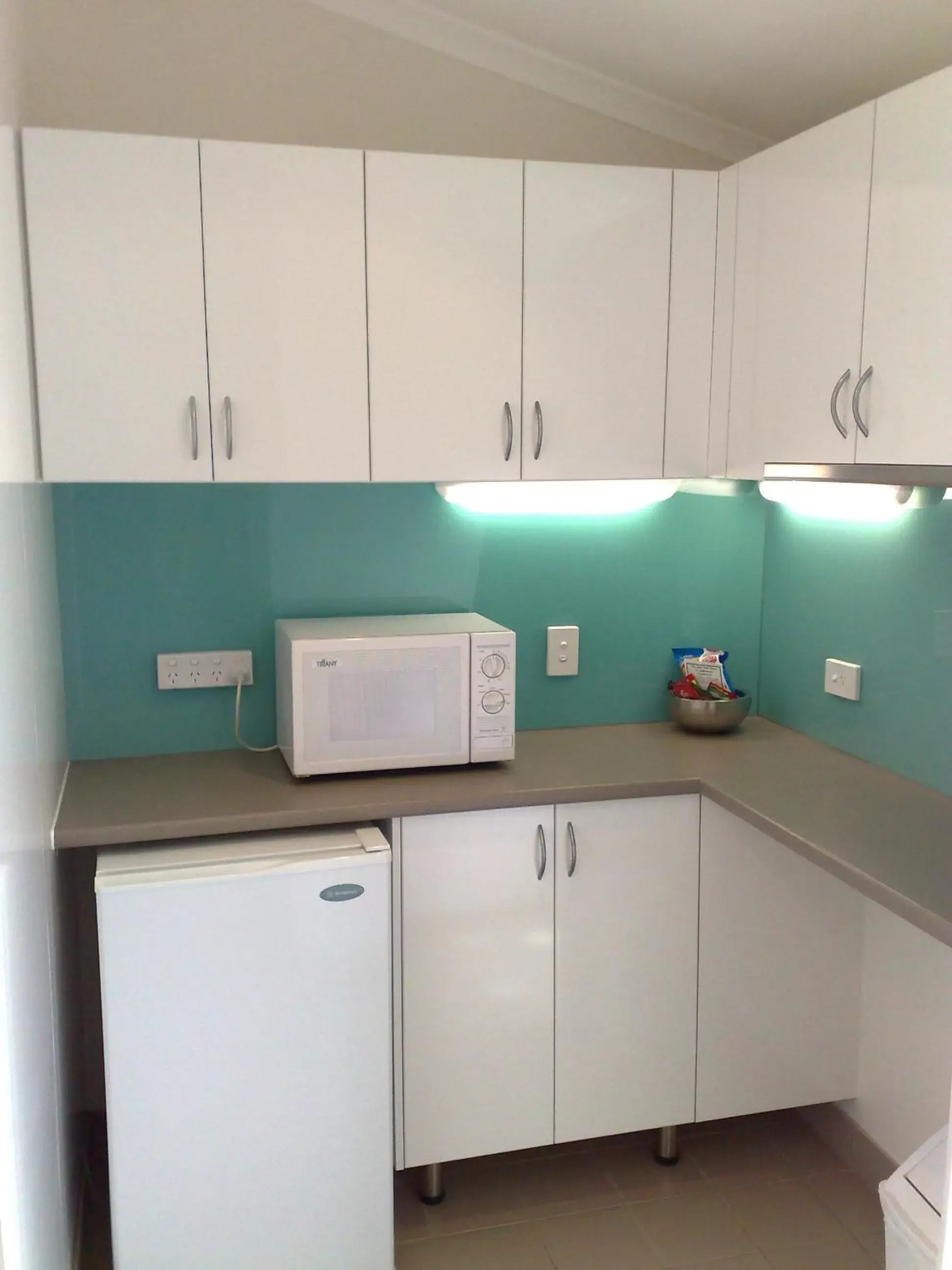 Kitchen or kitchenette, Kitchen/Kitchenette in McLaren Vale Motel & Apartments