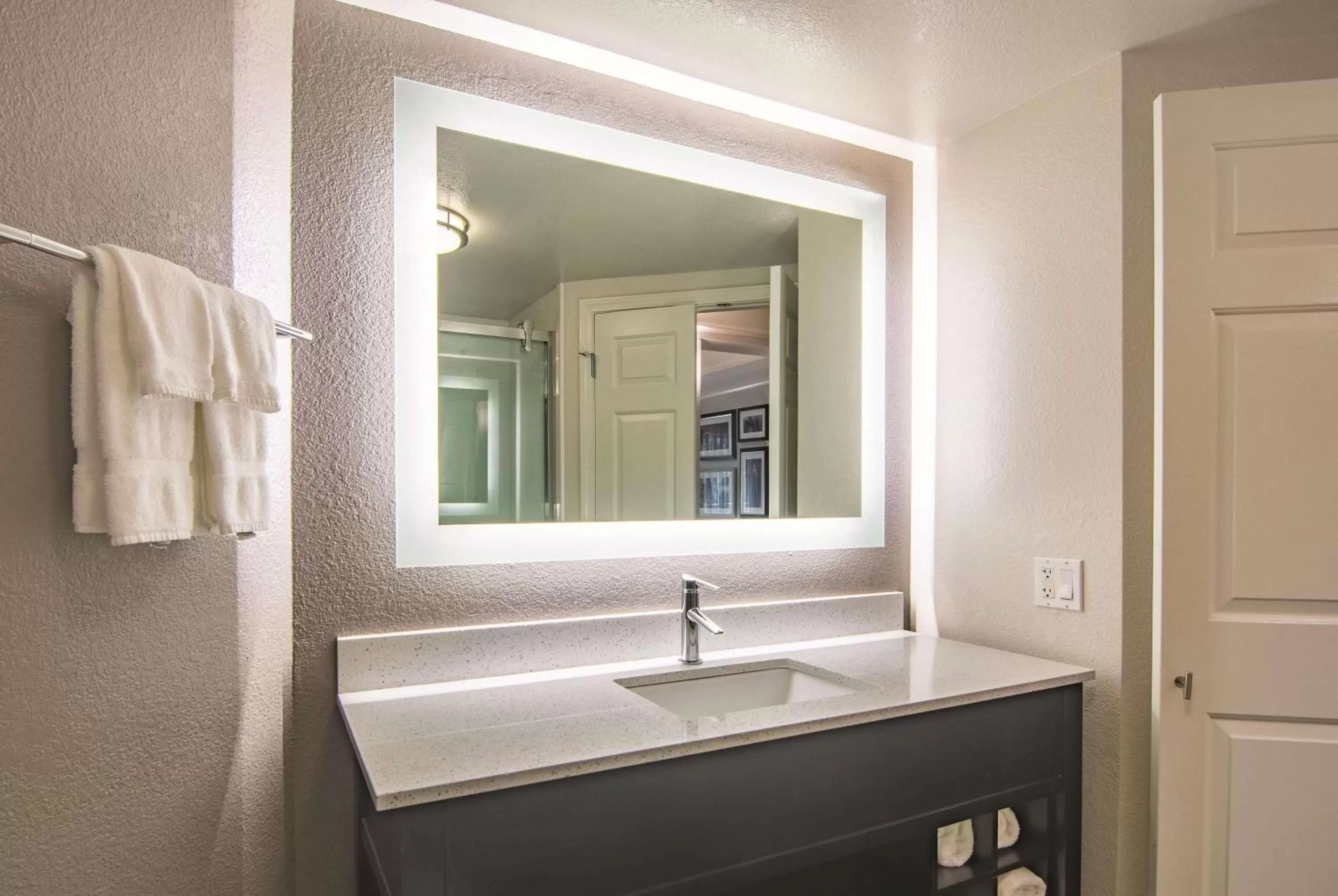 Photo of the whole room in La Quinta by Wyndham Oklahoma City Norman