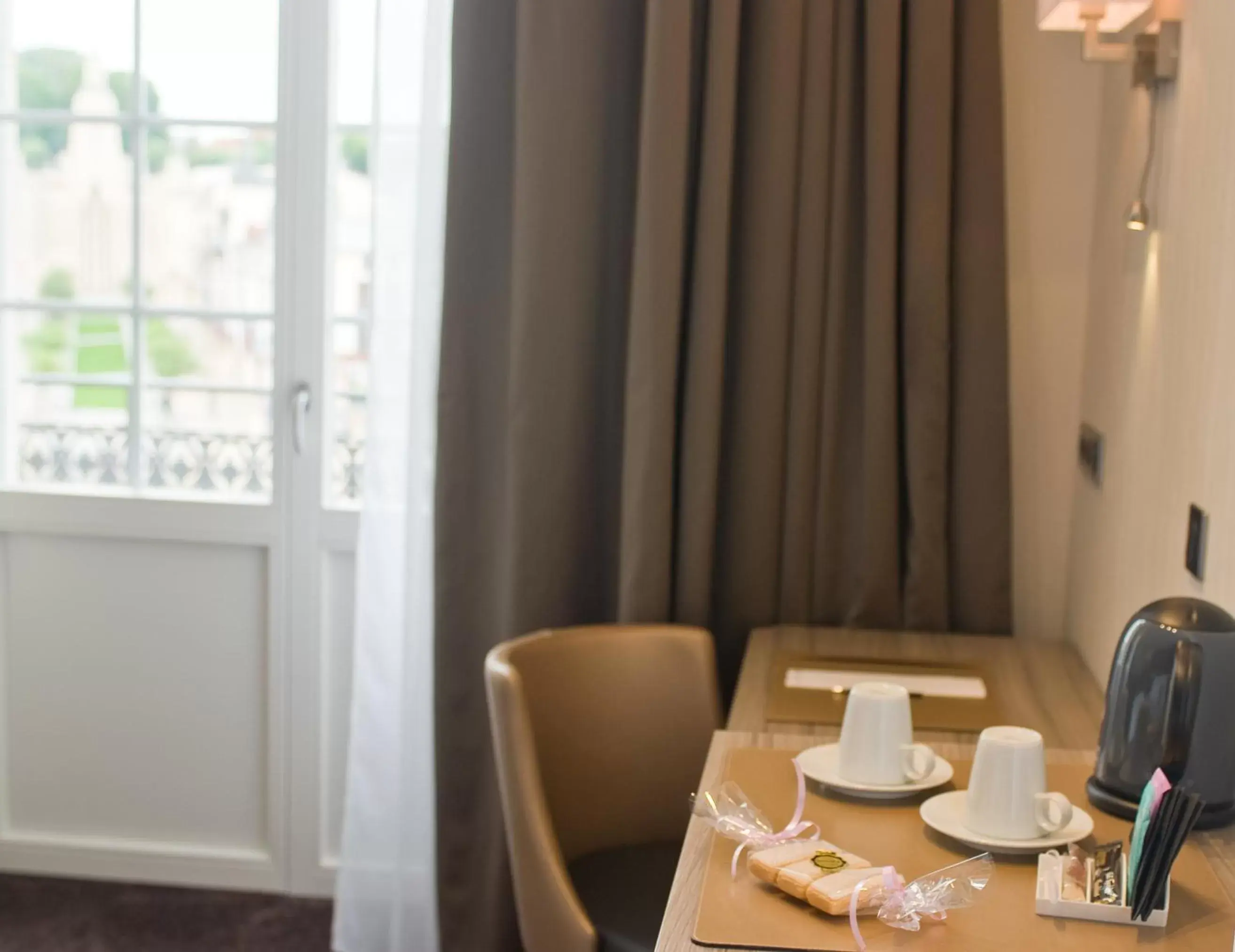 Coffee/tea facilities, Dining Area in Les Jardins du Mess