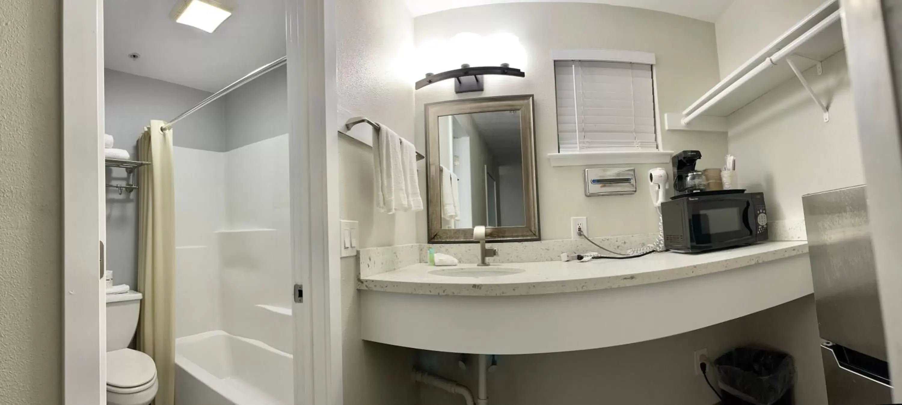 Shower, Bathroom in Americas Inn & Suite