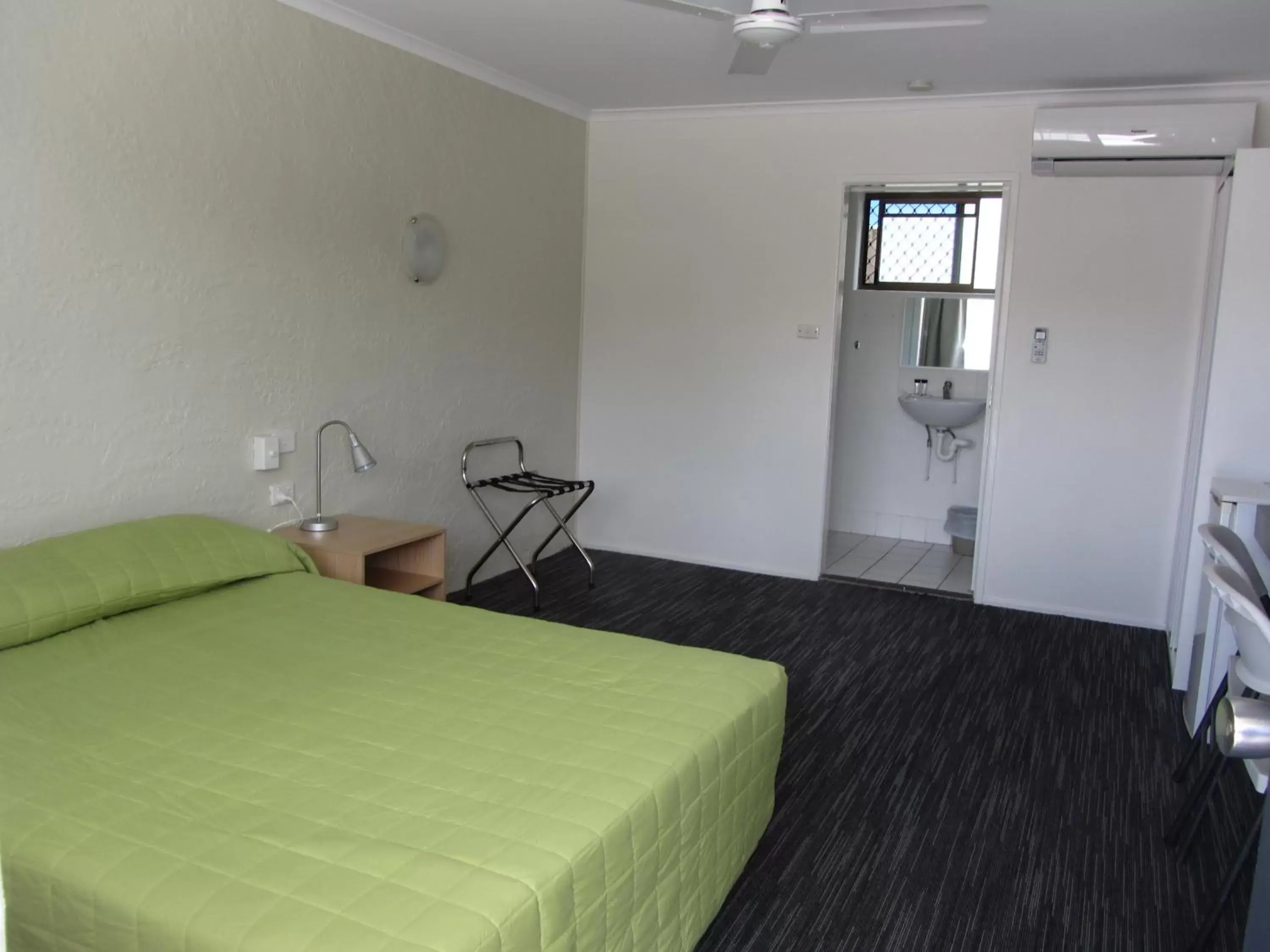 Photo of the whole room, Bed in Urangan Motor Inn