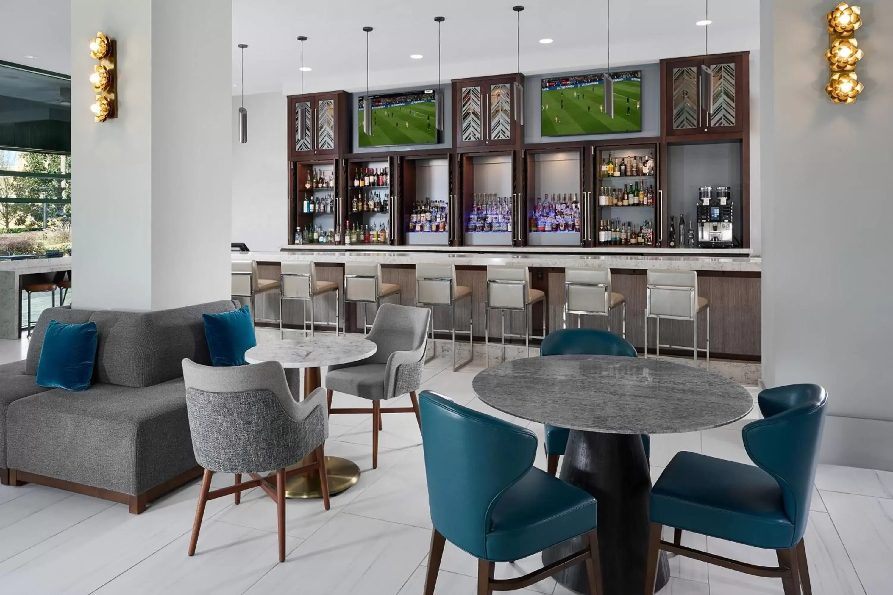 Kitchen or kitchenette, Lounge/Bar in Orlando Marriott Lake Mary
