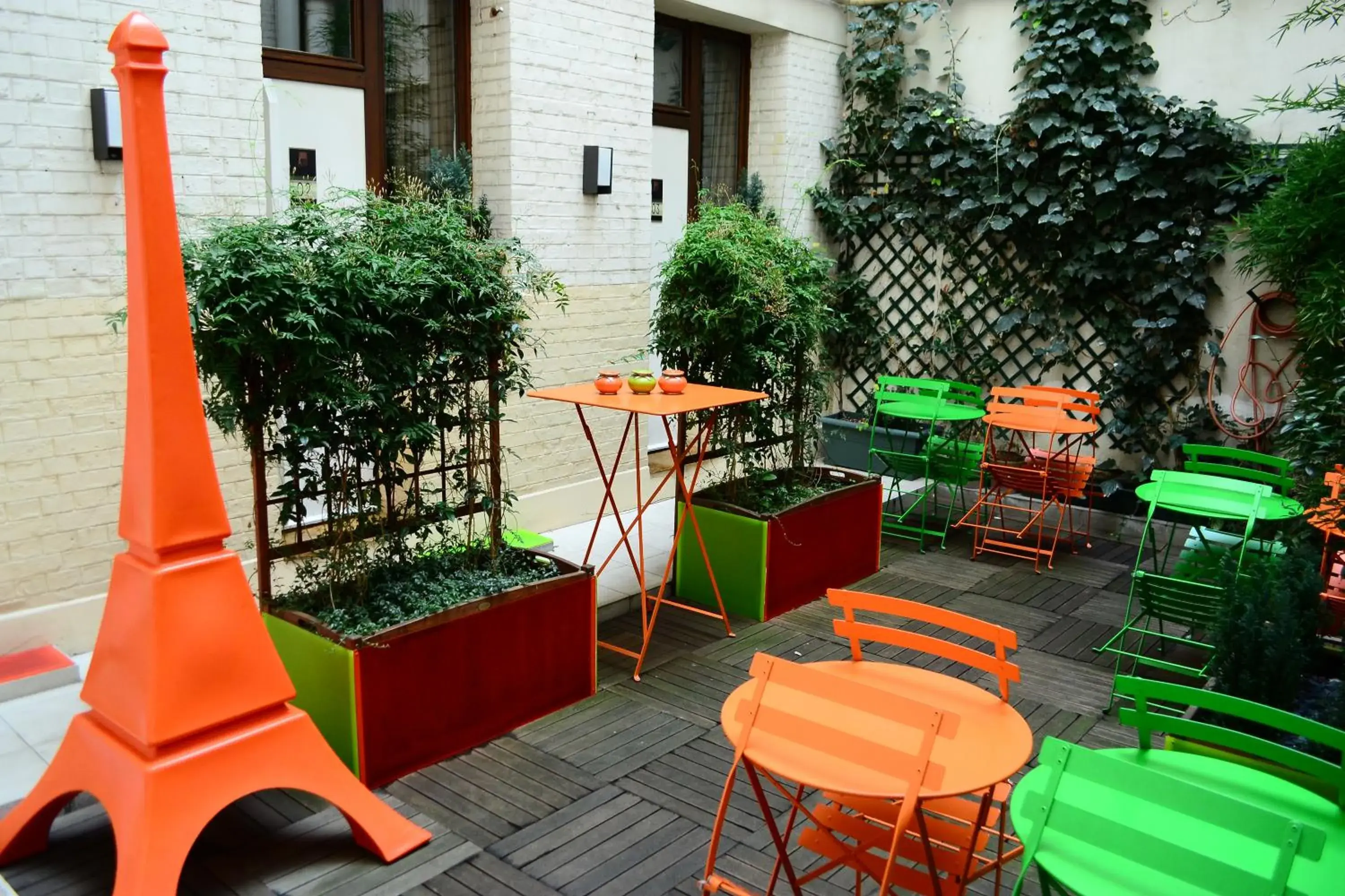 Patio in Hotel Alpha Paris Tour Eiffel